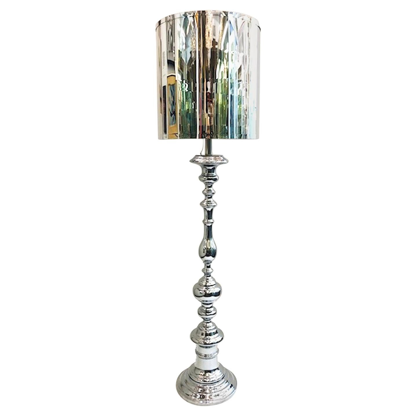 Lampadaire italien en chrome des années 1970, dont la forme rappelle un chandelier en bois tourné