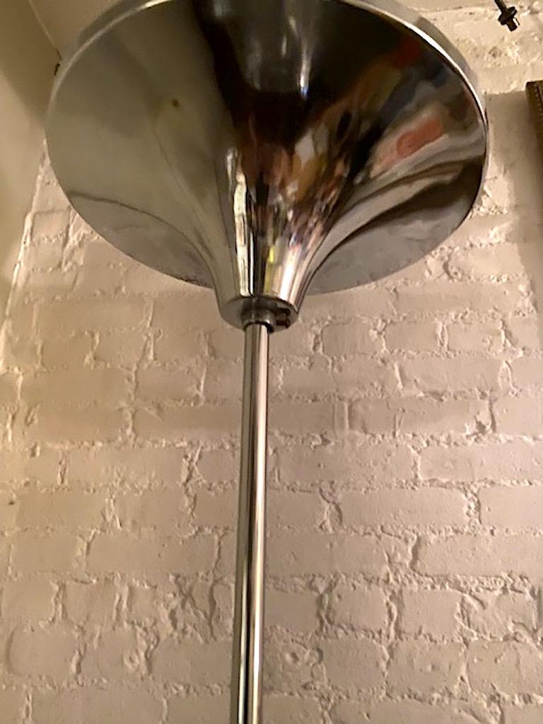 Lampe à suspension italienne des années 1970 en chrome avec globe en verre blanc et transparent en vente 8