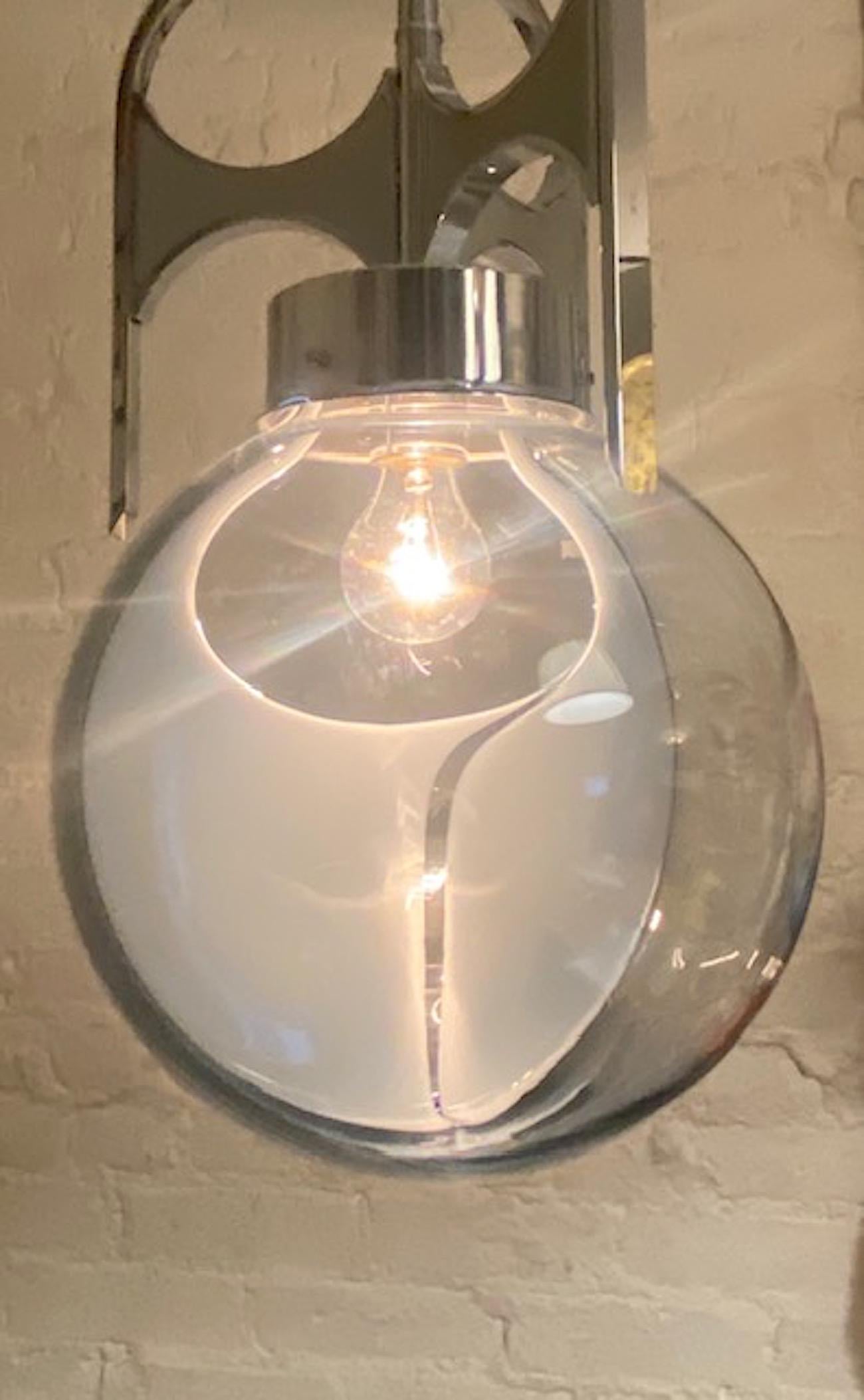 Lampe à suspension italienne des années 1970 en chrome avec globe en verre blanc et transparent Bon état - En vente à New York, NY