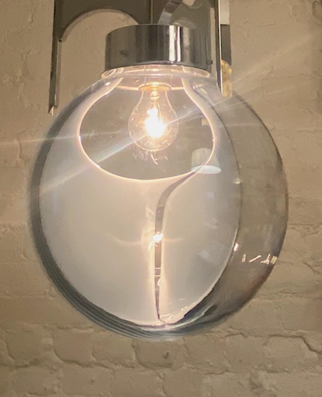 Verre brun Lampe à suspension italienne des années 1970 en chrome avec globe en verre blanc et transparent en vente