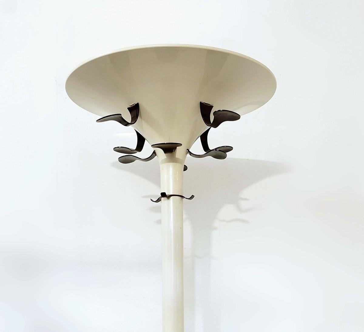 Un design A Space Age con l'appendiabiti dello Studio BBPR.
Laureati al Politecnico di Milano, i quattro designers nei loro primi lavori seguirono i temi del Razionalismo italiano degli anni '30, pur non essendo parte integrante del principale