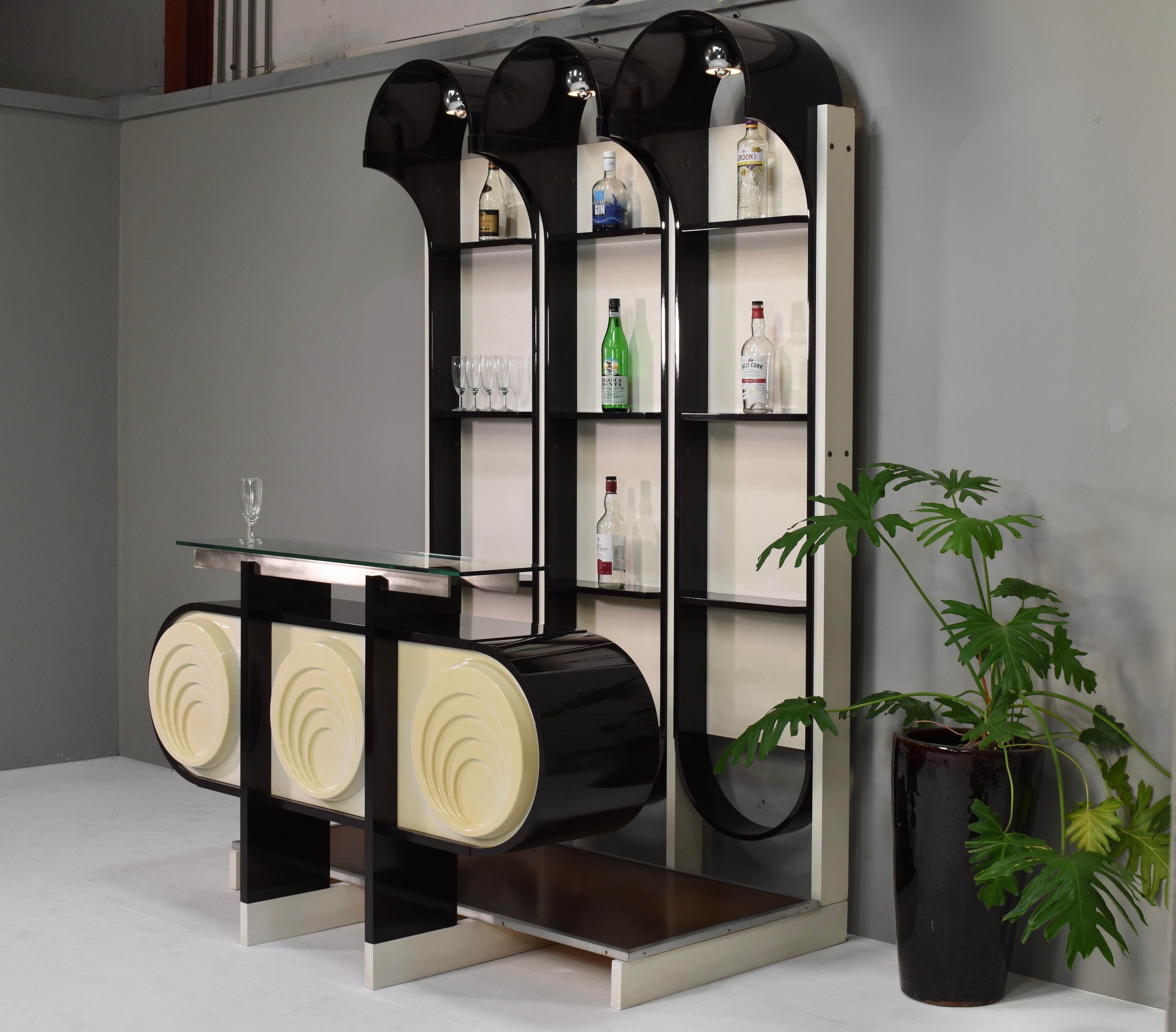 Vintage 1970er Italienische Mobile Dry Bar / Cocktail Bar - Moderne Eleganz der Jahrhundertmitte
Die Farbe des dunkel lackierten Holzes ist ein erstaunliches, sehr dunkles Lila/Aubergine (fast schwarz).

Diese umwerfende italienische Mobile Dry Bar