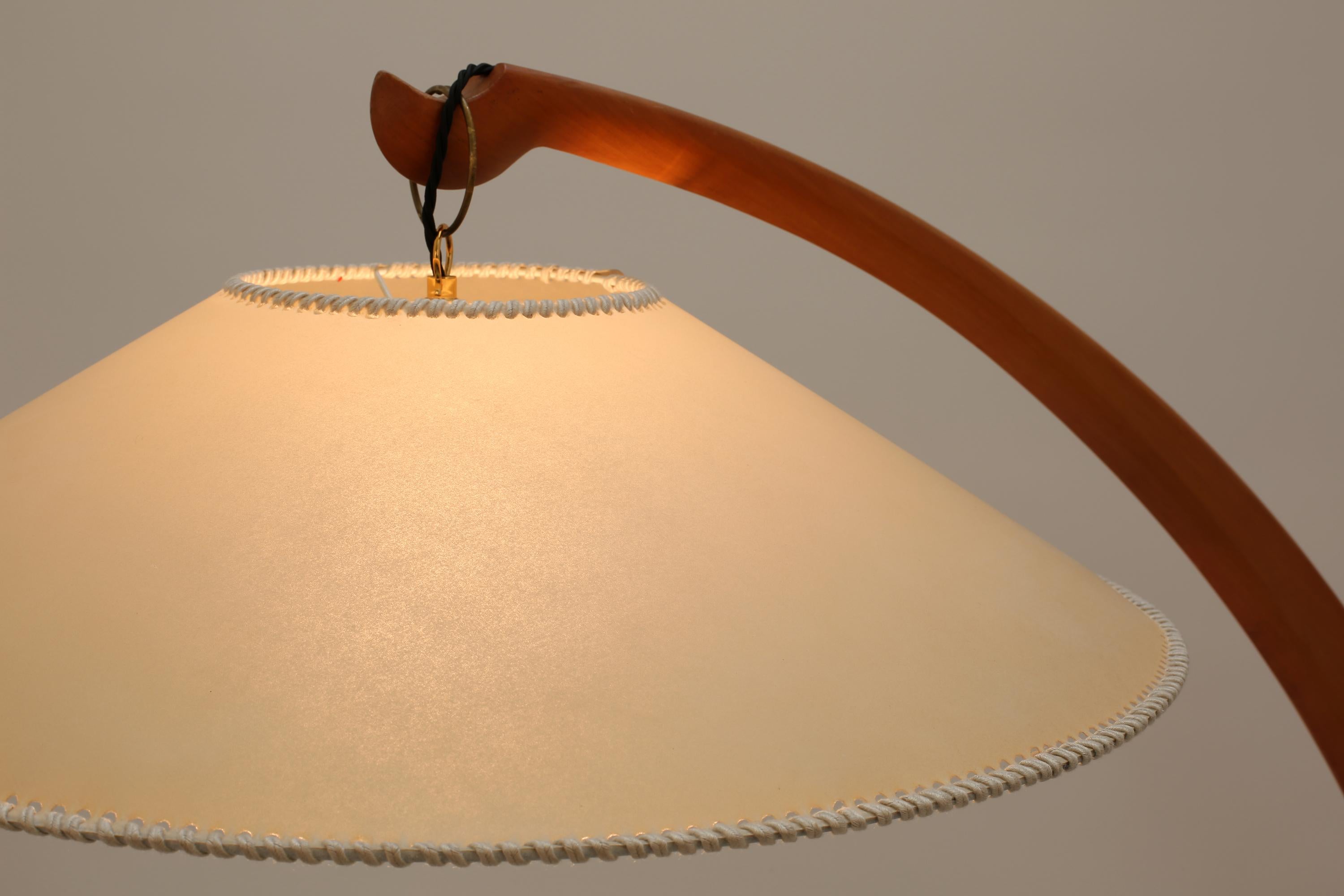 Italian 1970s Curved Beech Arc Floor Lamp In Good Condition For Sale In London, GB