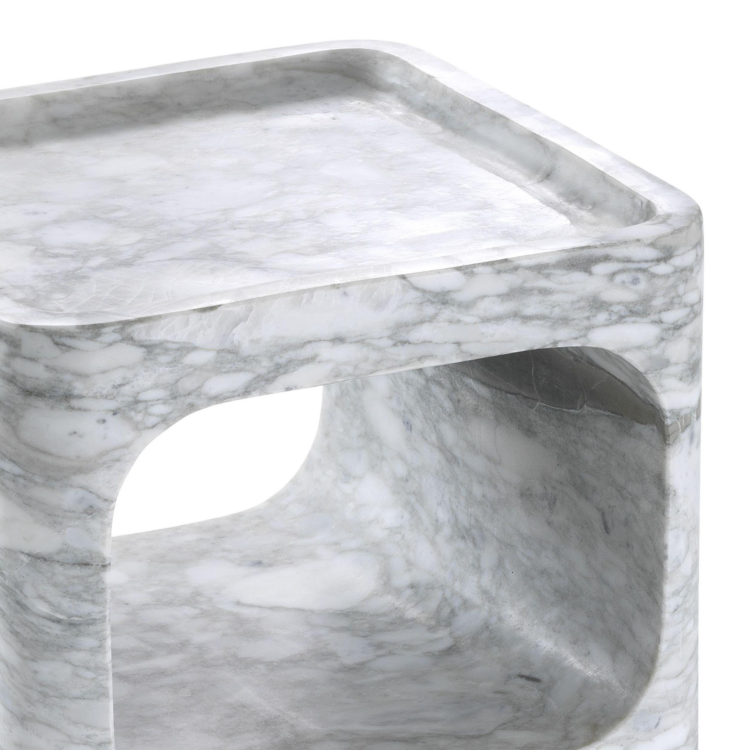 Inconnu Table d'appoint italienne en marbre blanc de style design des années 1970 en vente
