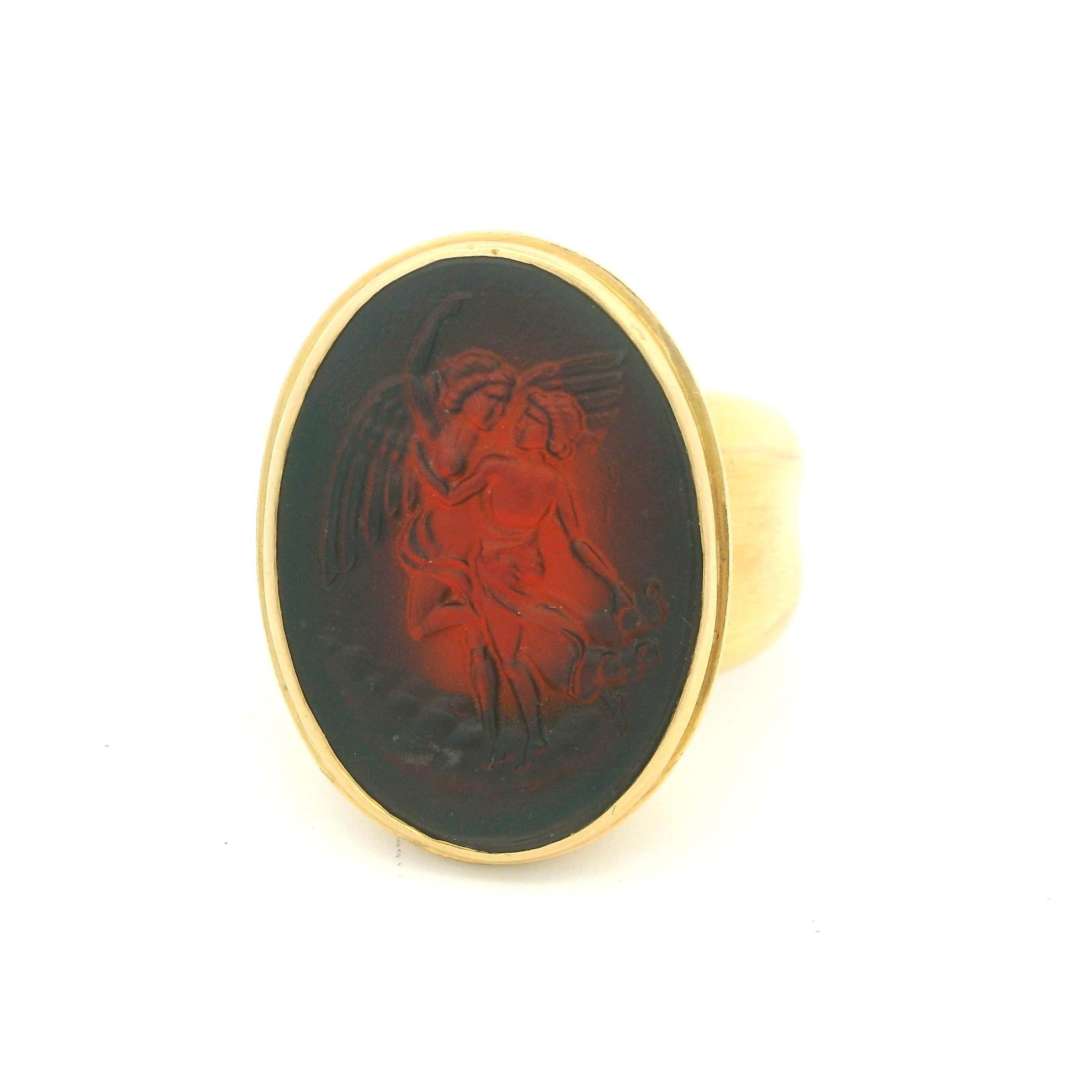 Moderniste Bague de chevalier en or 18 carats, gravure en creux et carneli sculpté, de style néo-étrusque italien des années 1970 en vente