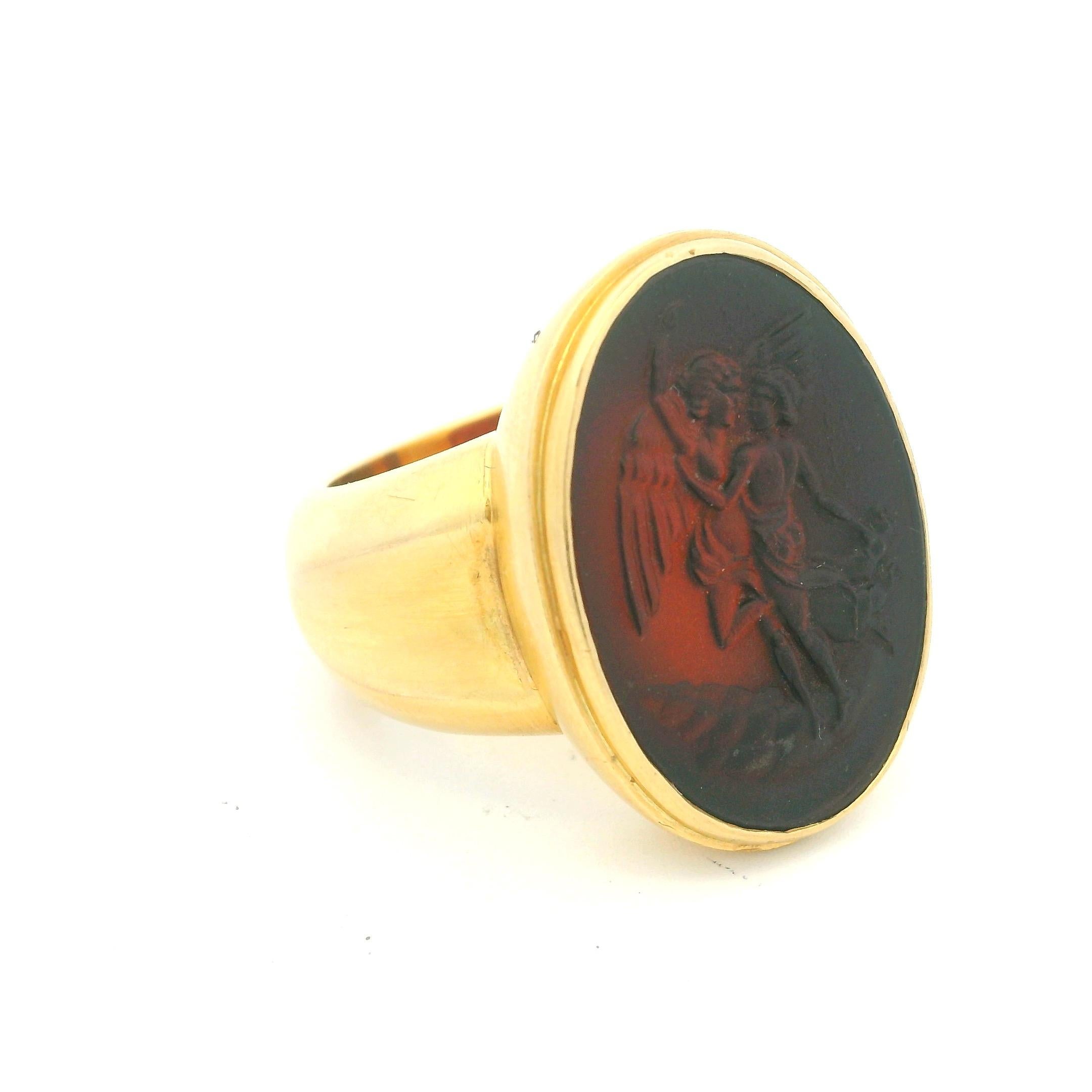 Taille ovale Bague de chevalier en or 18 carats, gravure en creux et carneli sculpté, de style néo-étrusque italien des années 1970 en vente