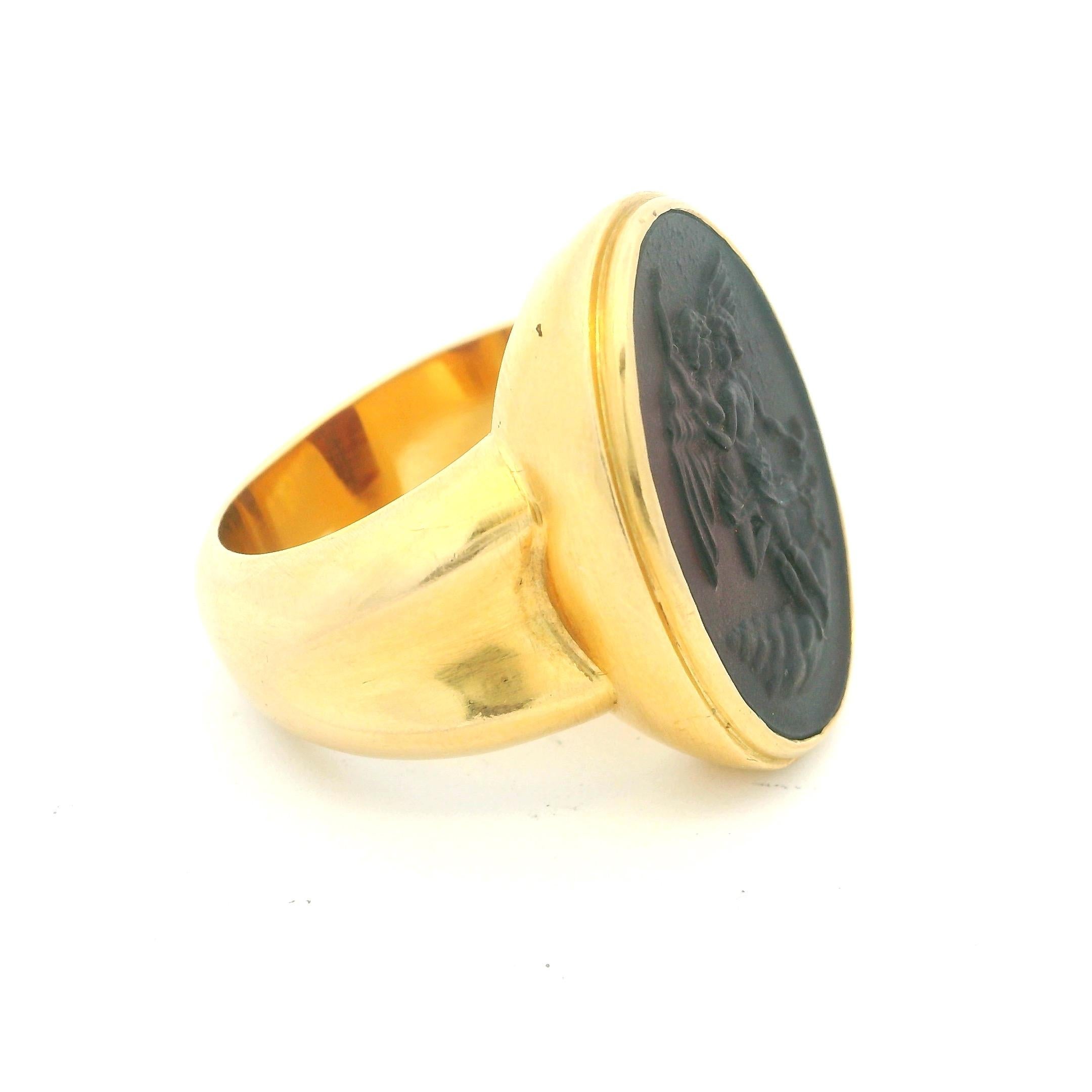 Bague de chevalier en or 18 carats, gravure en creux et carneli sculpté, de style néo-étrusque italien des années 1970 Excellent état - En vente à Miami, FL