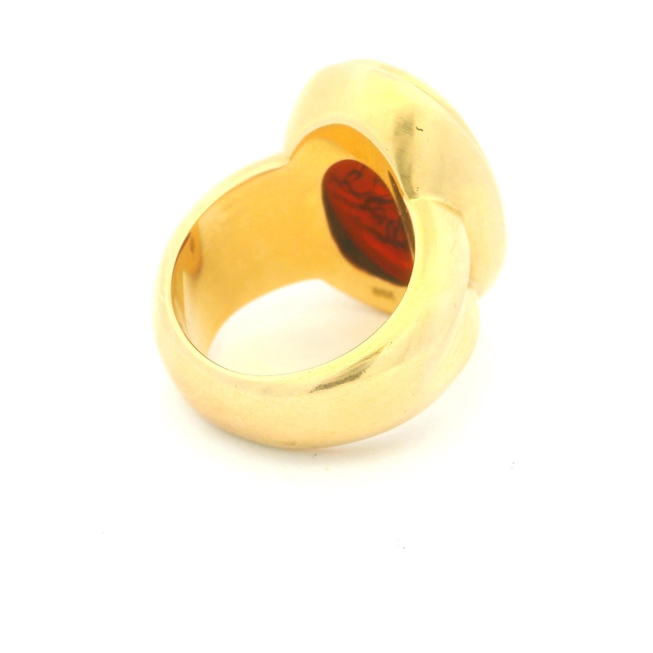 Bague de chevalier en or 18 carats, gravure en creux et carneli sculpté, de style néo-étrusque italien des années 1970 Unisexe en vente