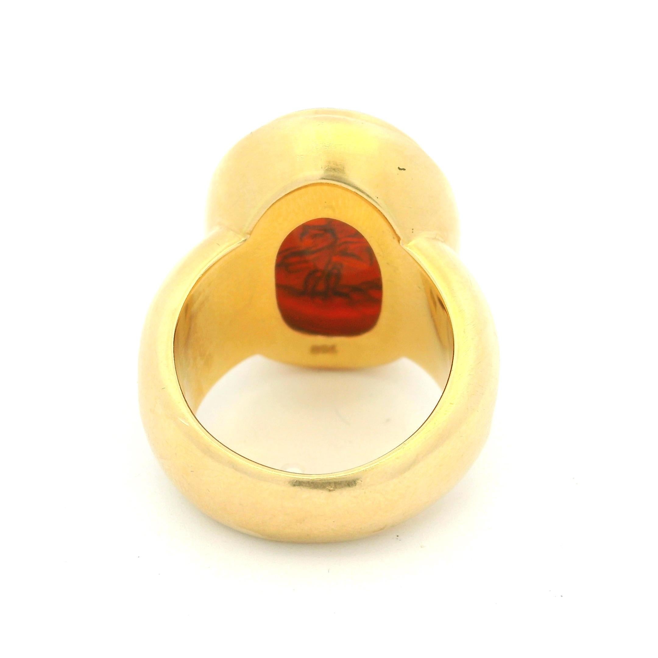 Bague de chevalier en or 18 carats, gravure en creux et carneli sculpté, de style néo-étrusque italien des années 1970 en vente 1