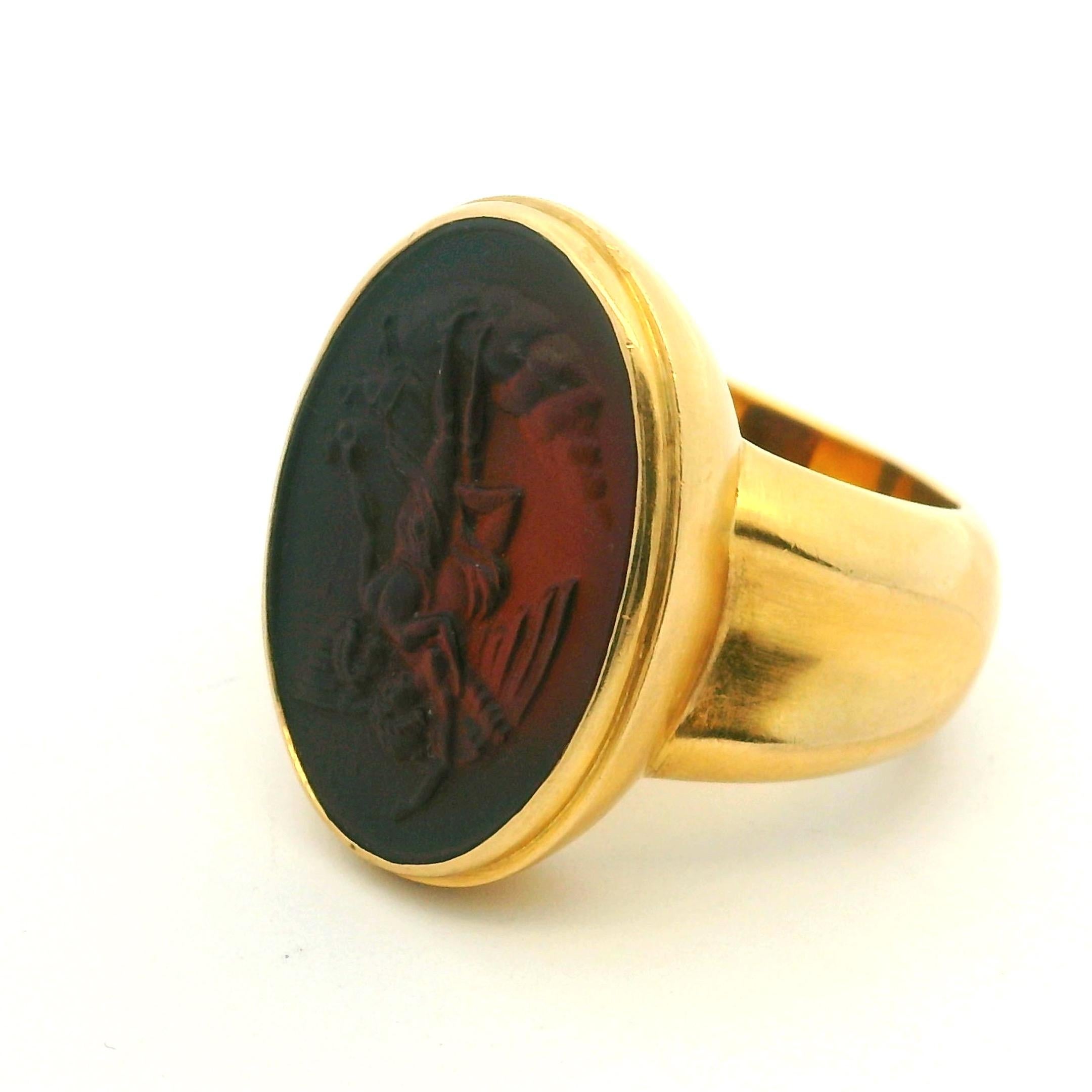 Bague de chevalier en or 18 carats, gravure en creux et carneli sculpté, de style néo-étrusque italien des années 1970 en vente 3