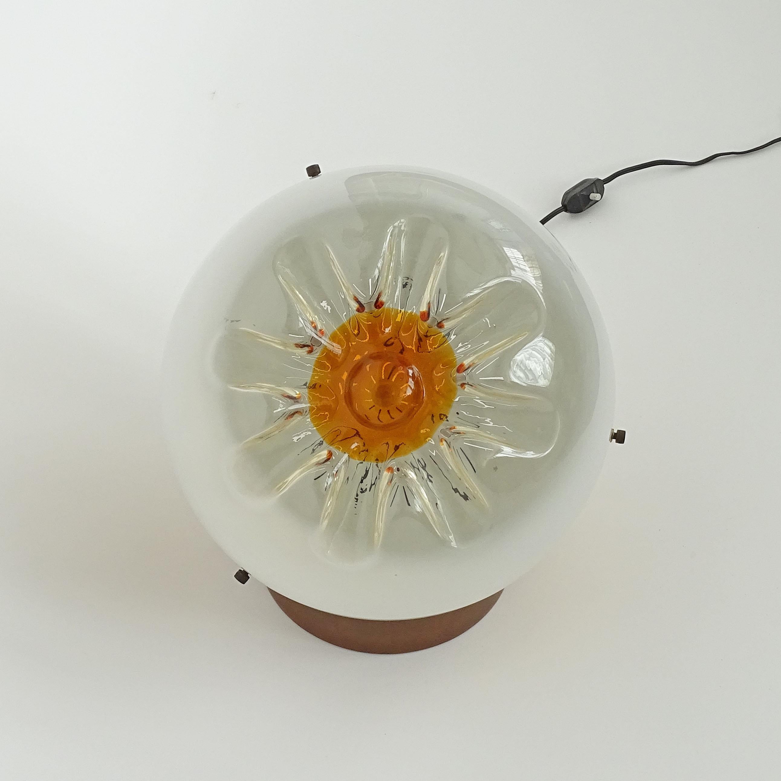 Italienische Tischlampe aus Murano-Glas mit Blumenmuster aus den 1970er Jahren im Angebot 1