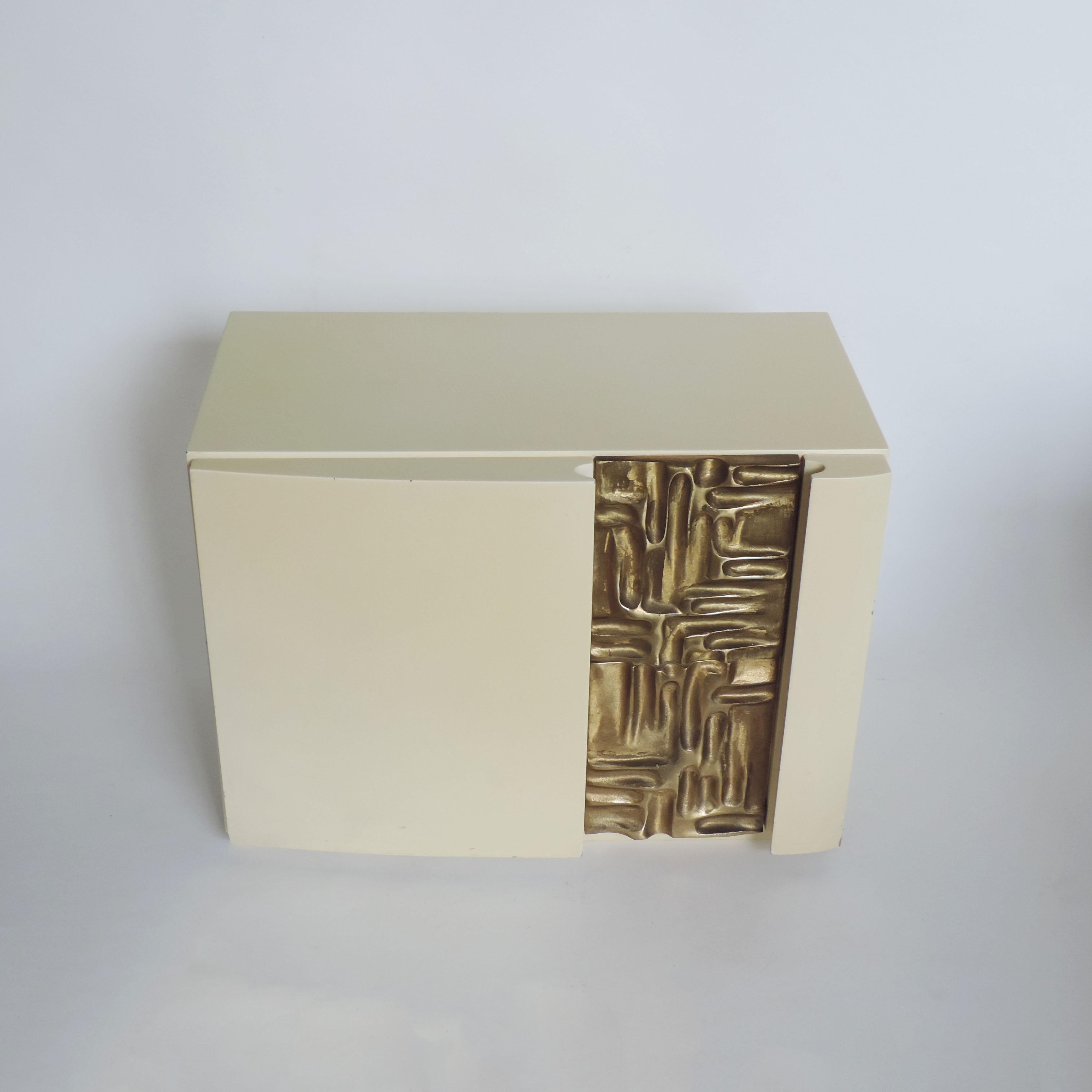 Mid-Century Modern Italian 1970s Frigerio Sculpted Brass and White Lacquered Wood Night Stands