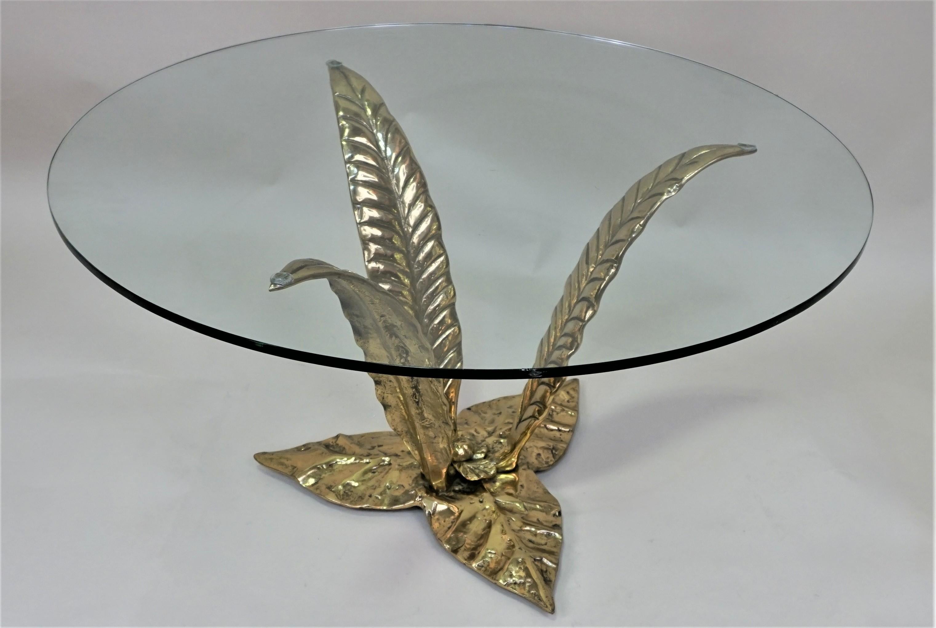 Fin du 20e siècle Table basse italienne sculpturale des années 1970 avec plateau en verre et feuilles en bronze en vente