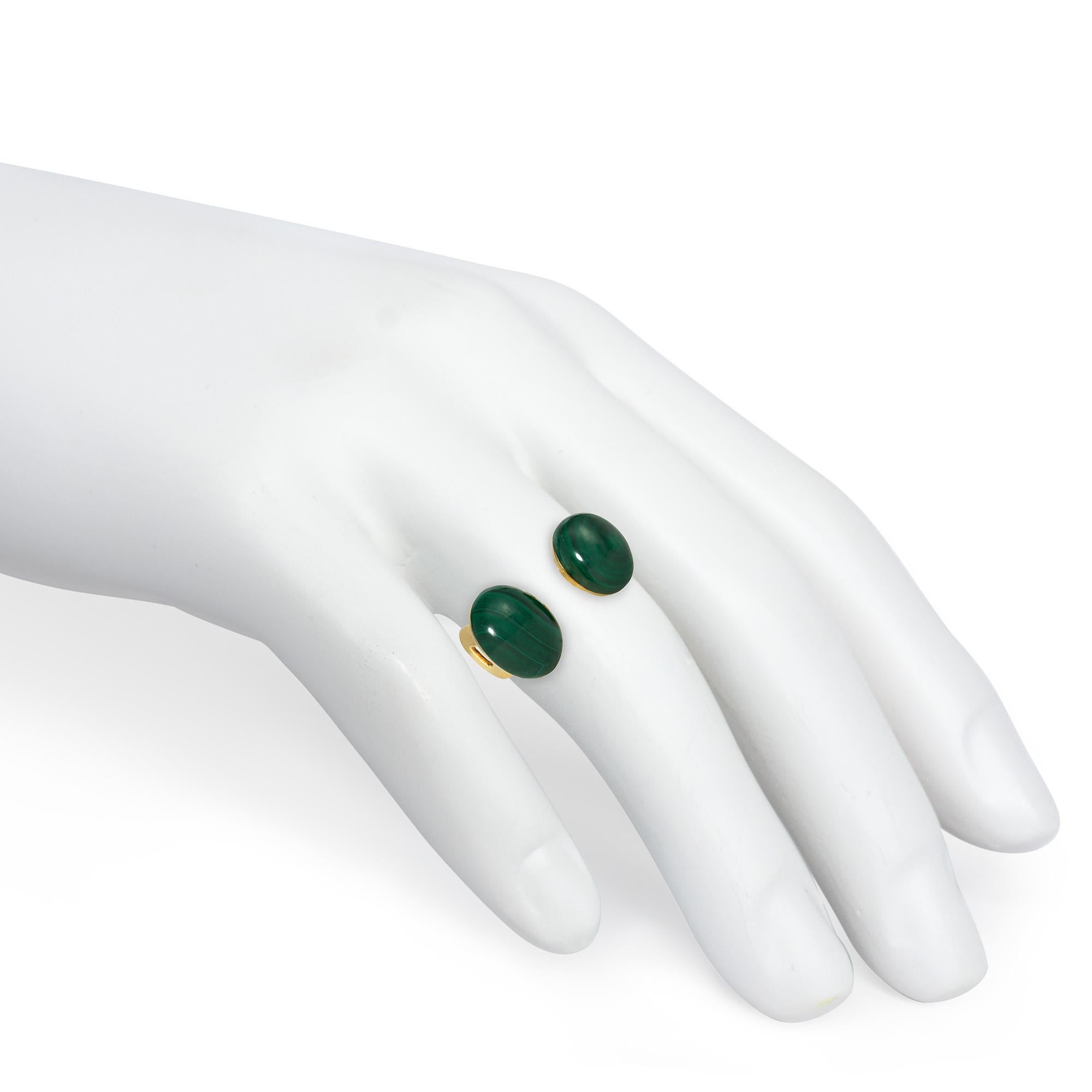 Women's or Men's Italian 1970s Gold and Cabochon Malachite Between the Finger Ring For Sale