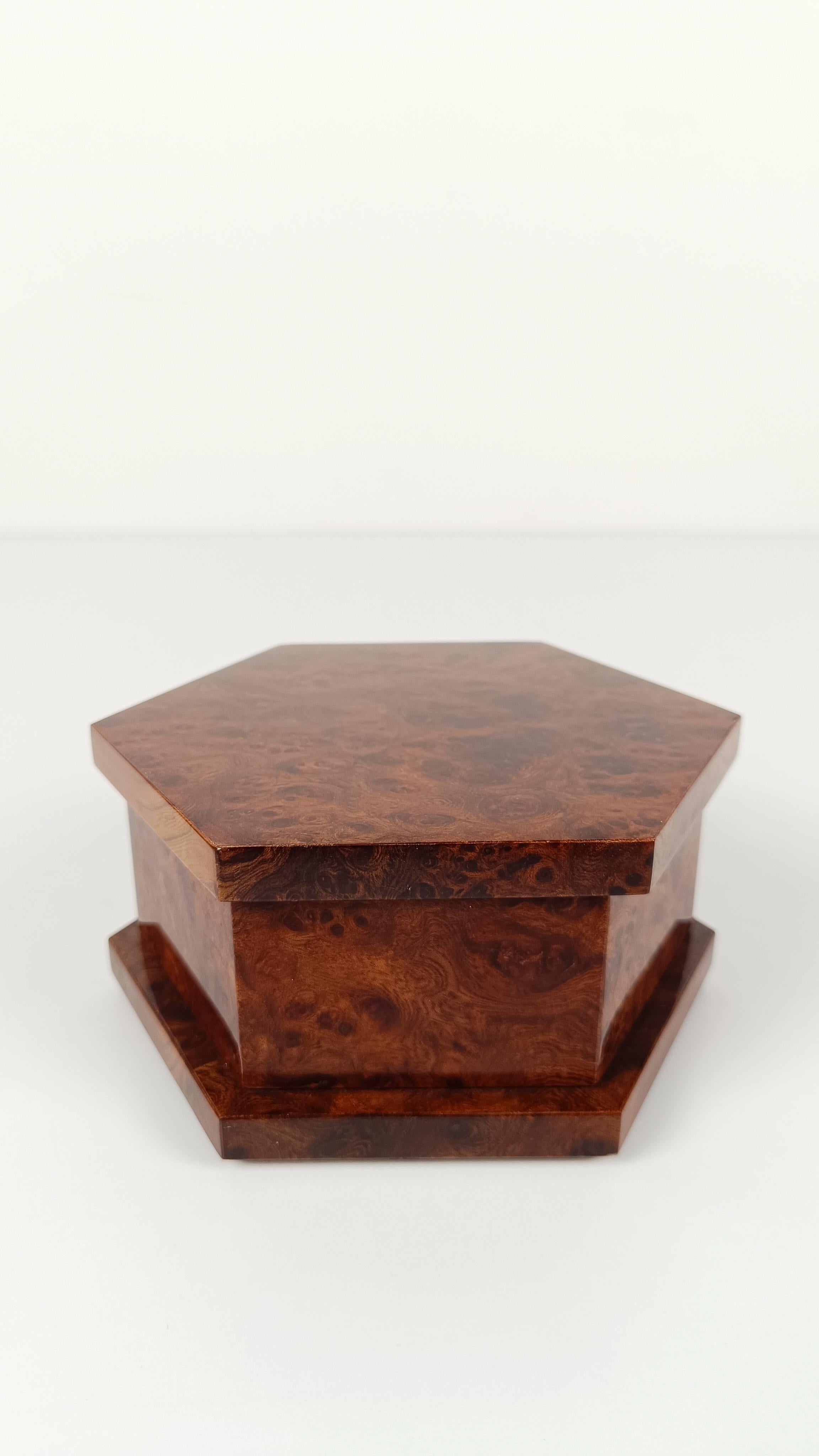 Italian 1970s Hexagonal Trinket Box in Burl-Veneered Wood im Angebot 3