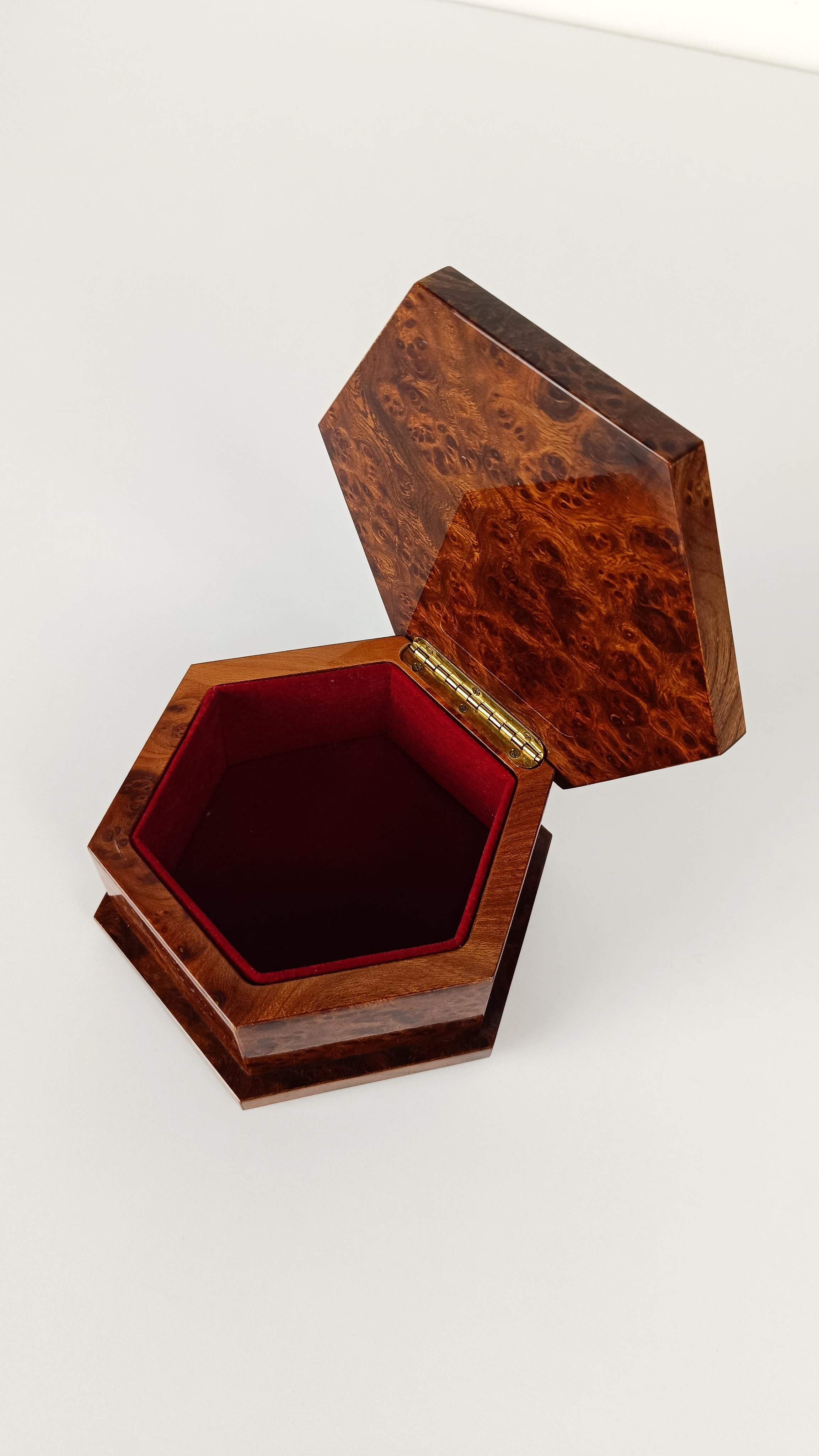 Italian 1970s Hexagonal Trinket Box in Burl-Veneered Wood im Angebot 5