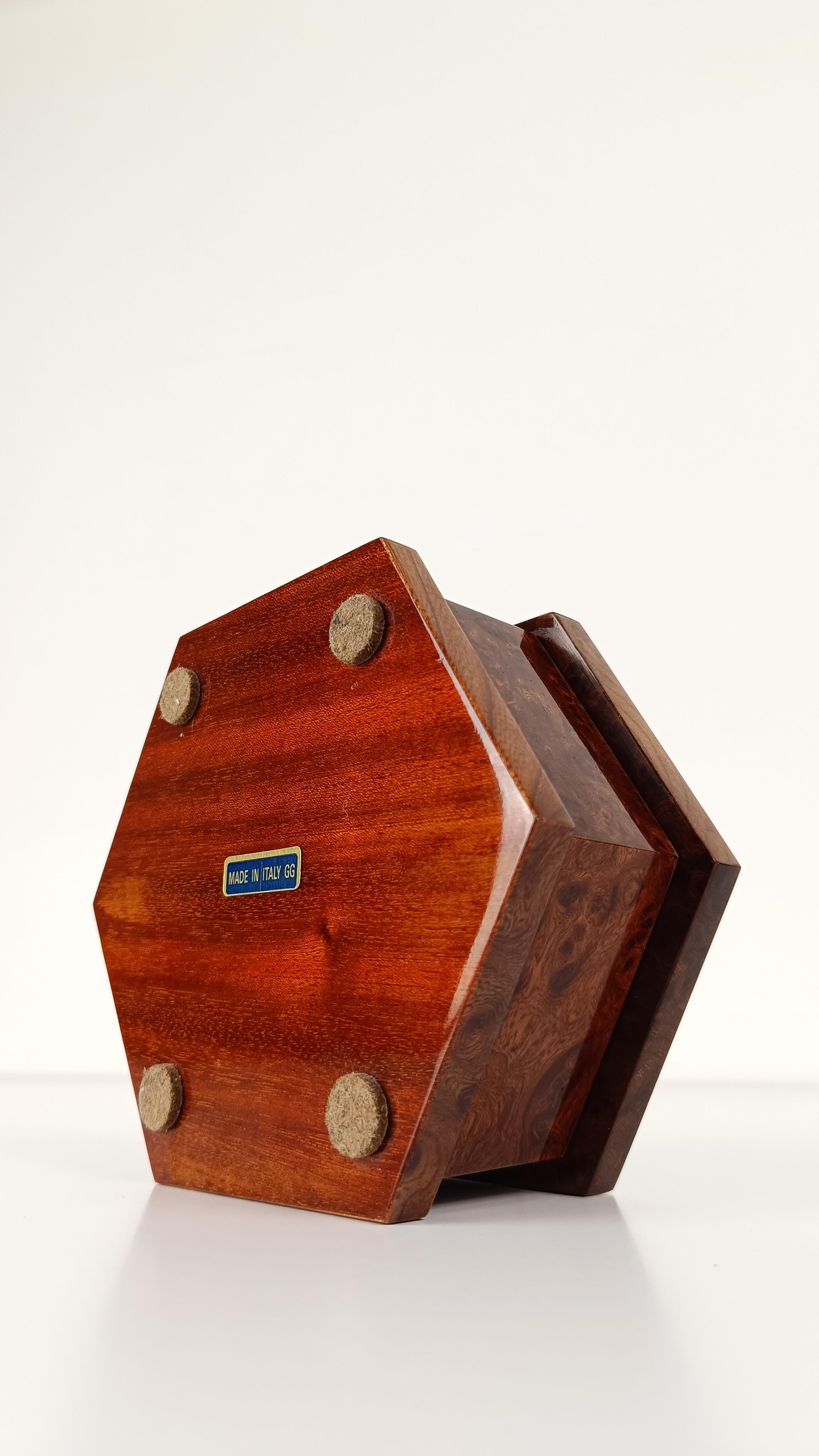 Italian 1970s Hexagonal Trinket Box in Burl-Veneered Wood im Angebot 6