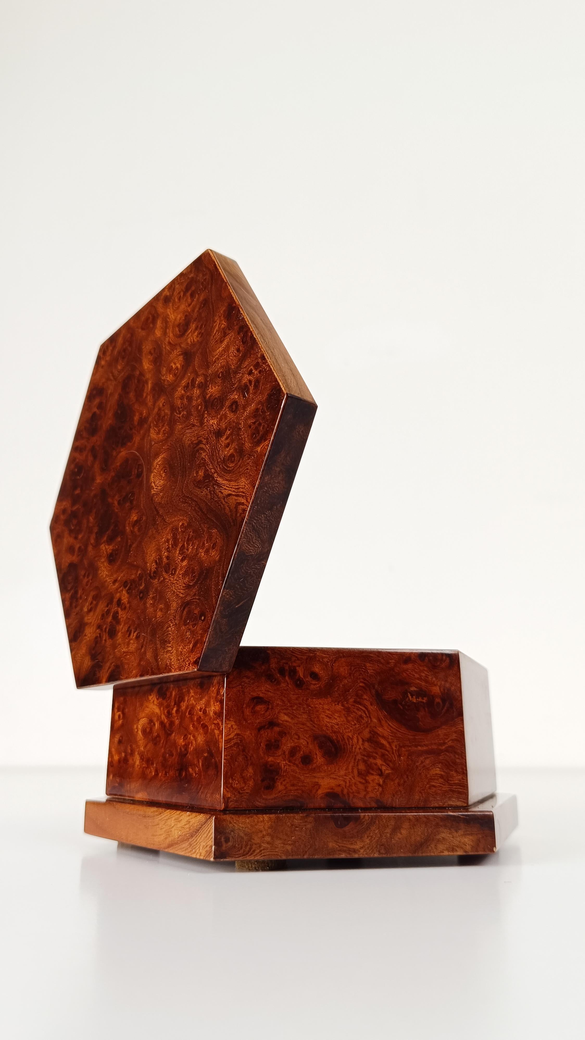 Italian 1970s Hexagonal Trinket Box in Burl-Veneered Wood im Angebot 8