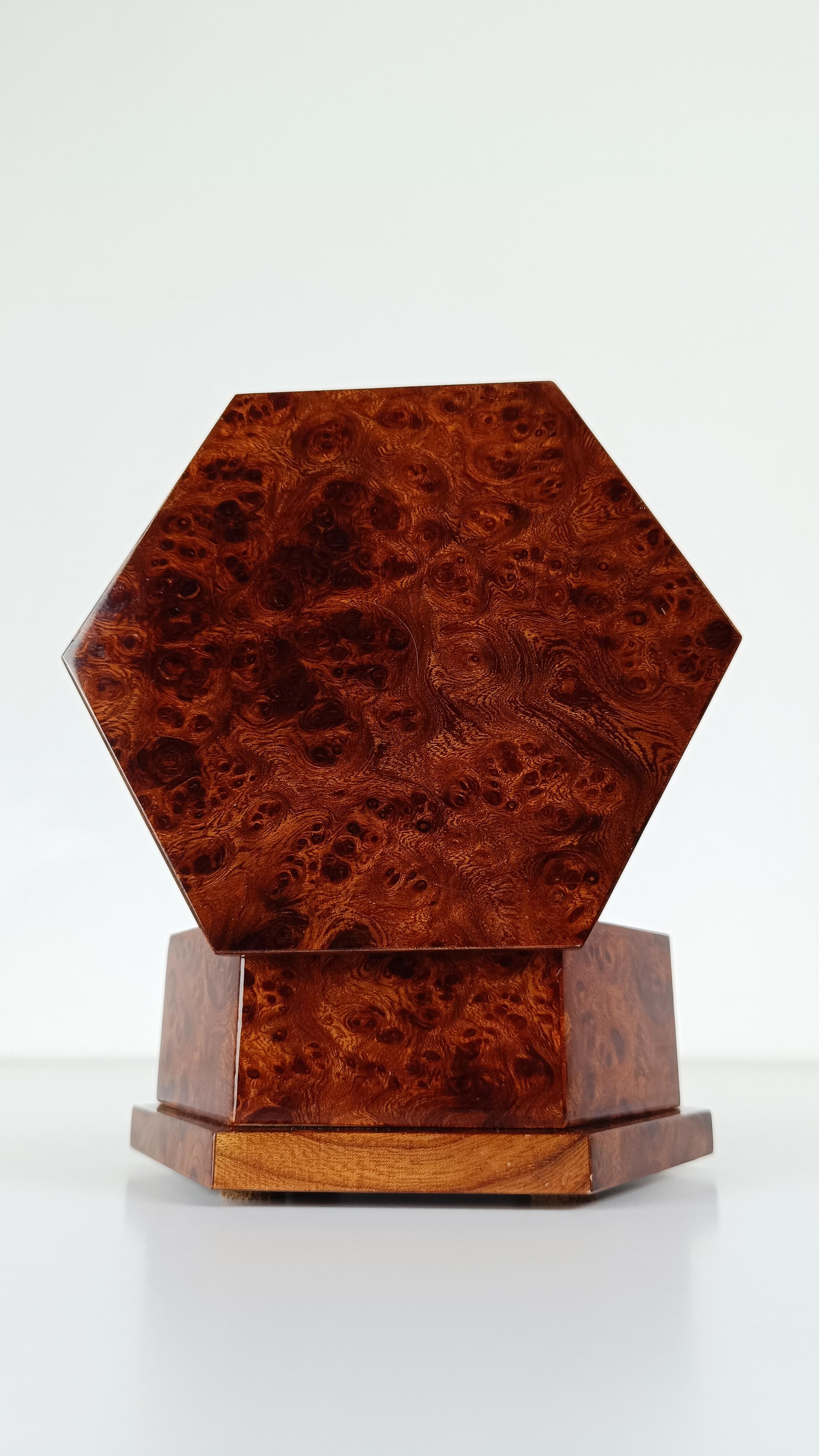 Italian 1970s Hexagonal Trinket Box in Burl-Veneered Wood im Angebot 9