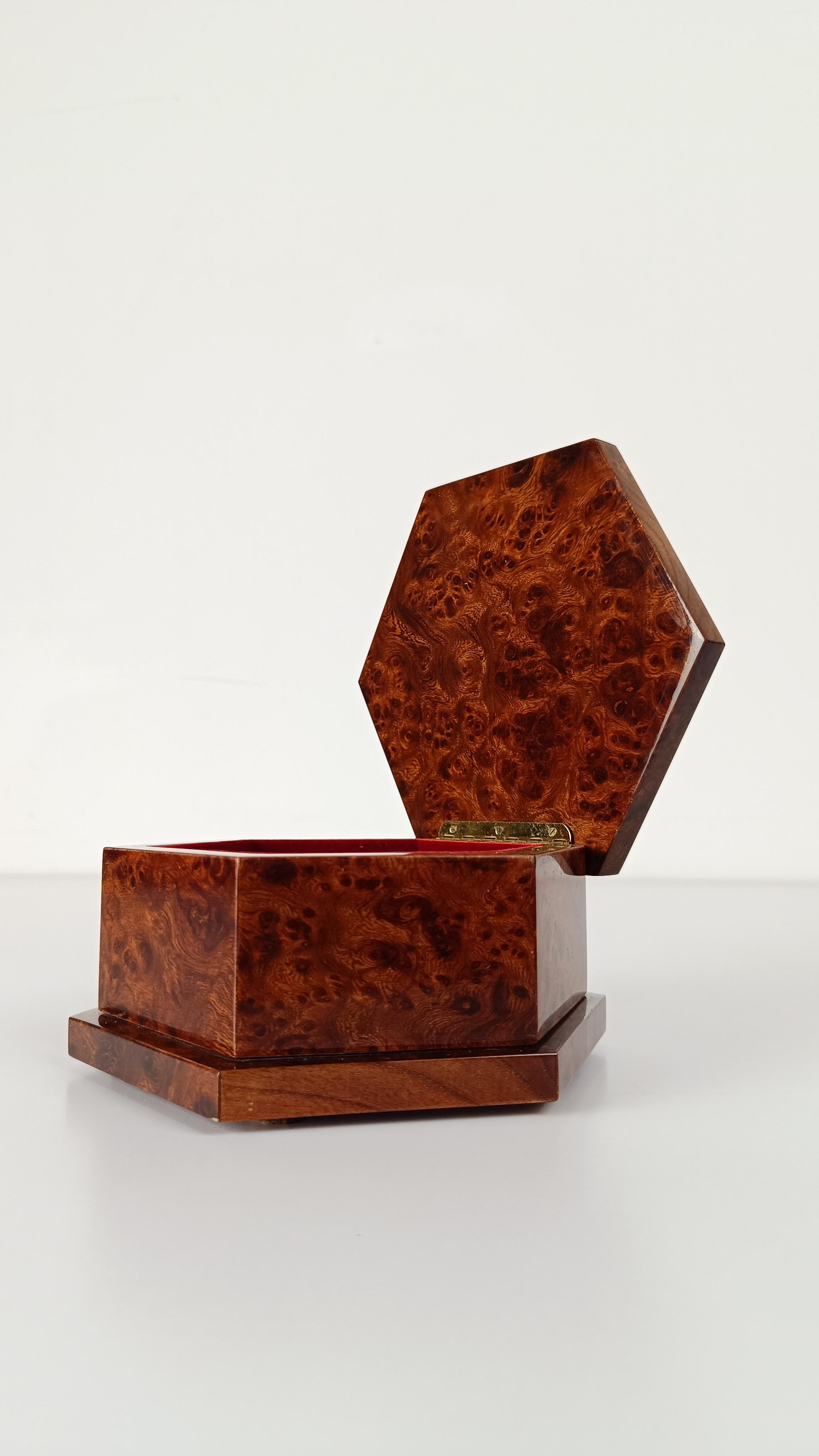 Italian 1970s Hexagonal Trinket Box in Burl-Veneered Wood im Angebot 10