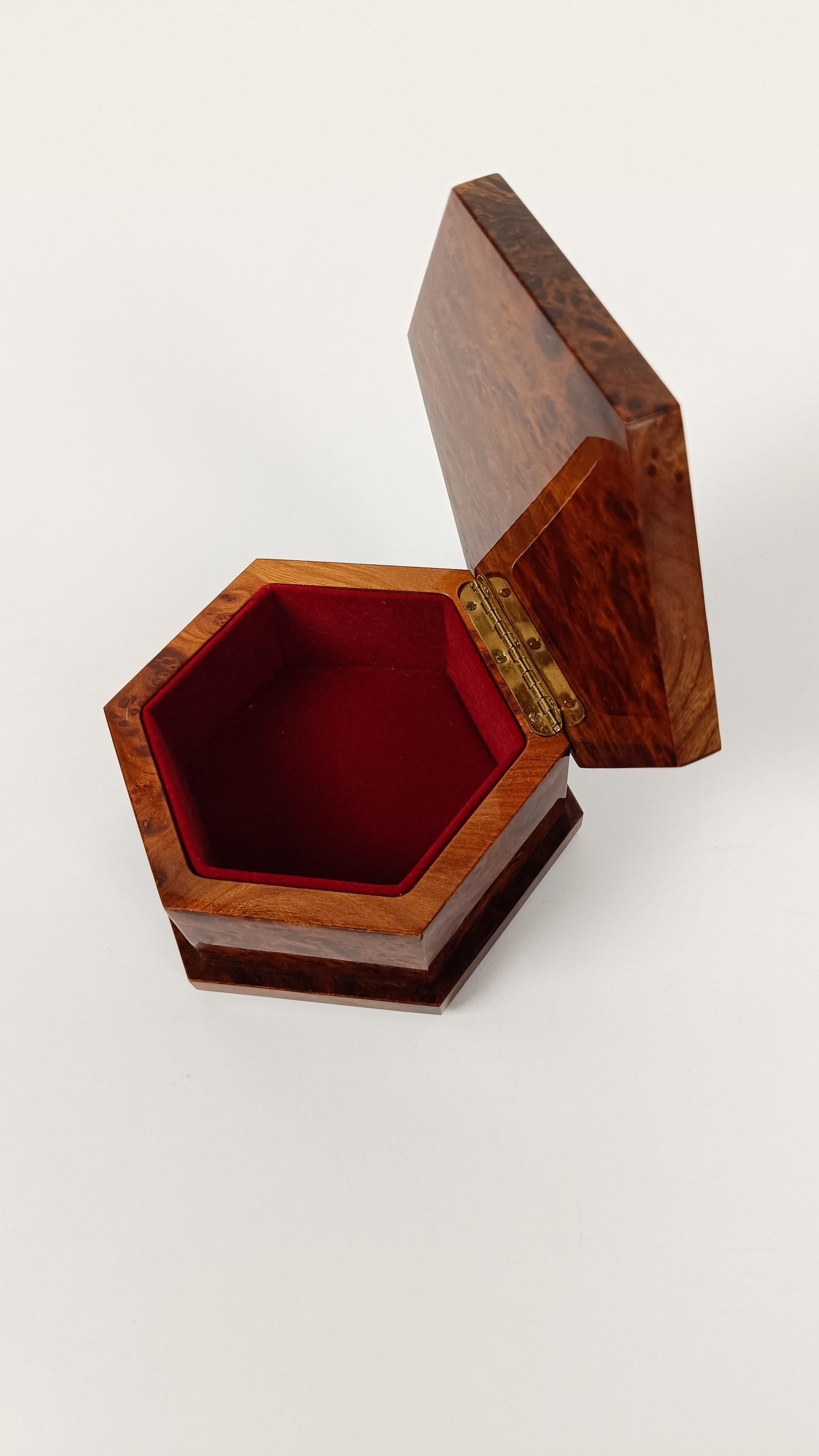 Italian 1970s Hexagonal Trinket Box in Burl-Veneered Wood im Angebot 11