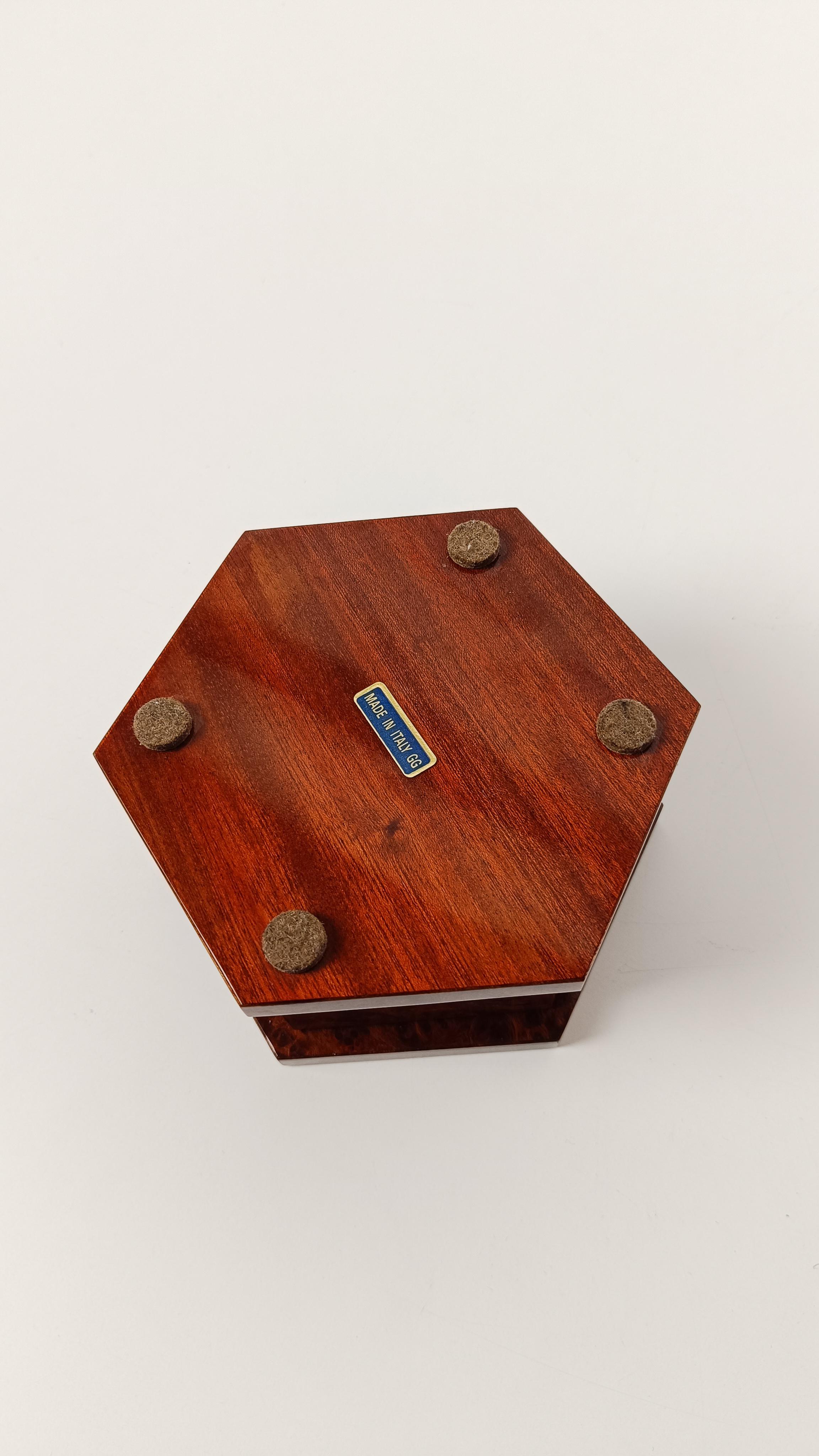 Italian 1970s Hexagonal Trinket Box in Burl-Veneered Wood im Angebot 13