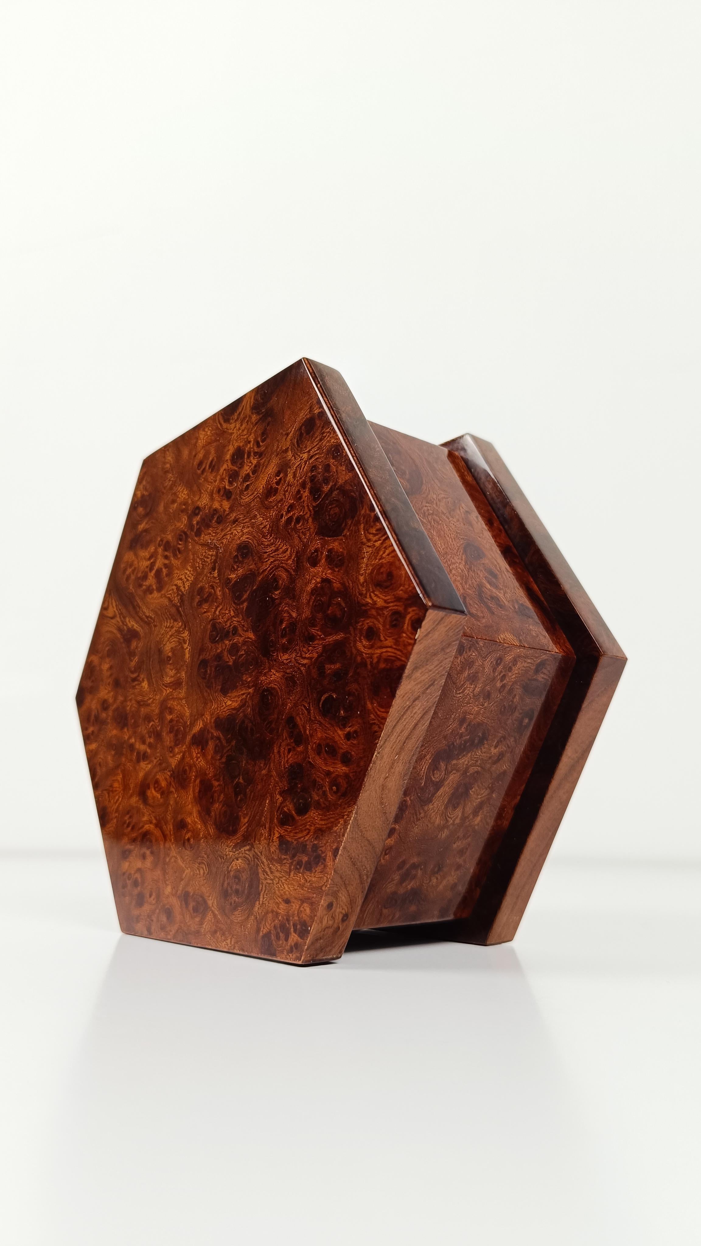Italian 1970s Hexagonal Trinket Box in Burl-Veneered Wood im Zustand „Gut“ im Angebot in Roma, IT