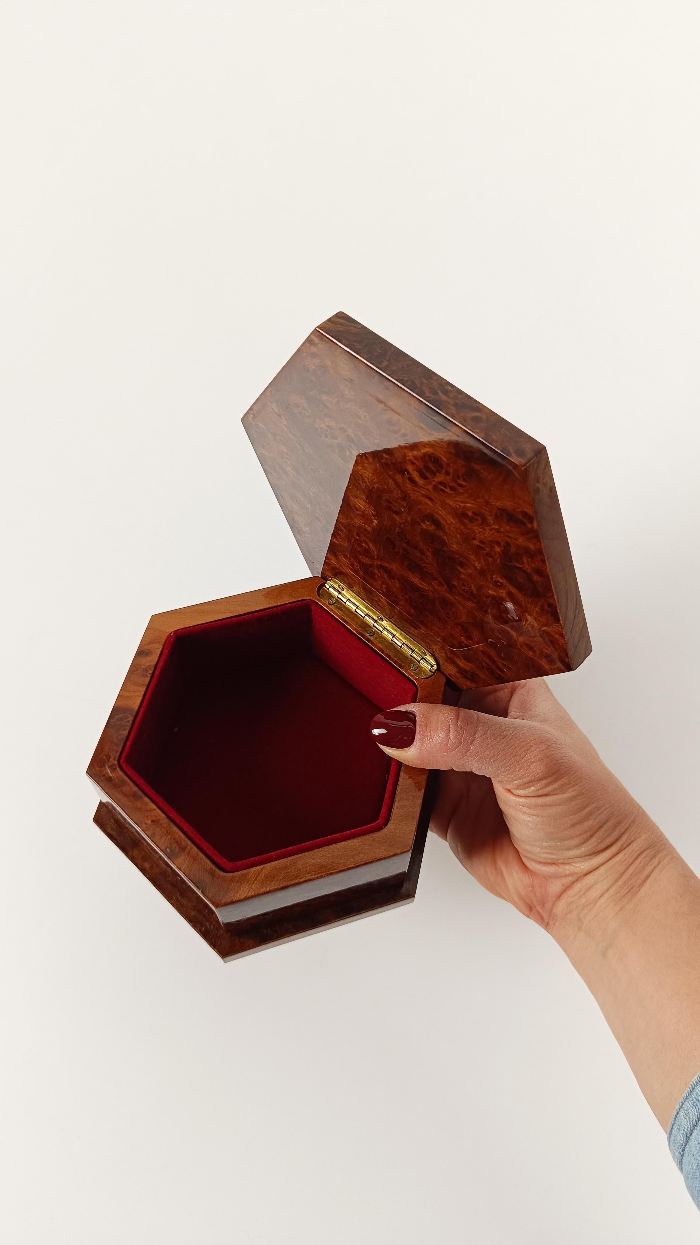 Italian 1970s Hexagonal Trinket Box in Burl-Veneered Wood (Samt) im Angebot