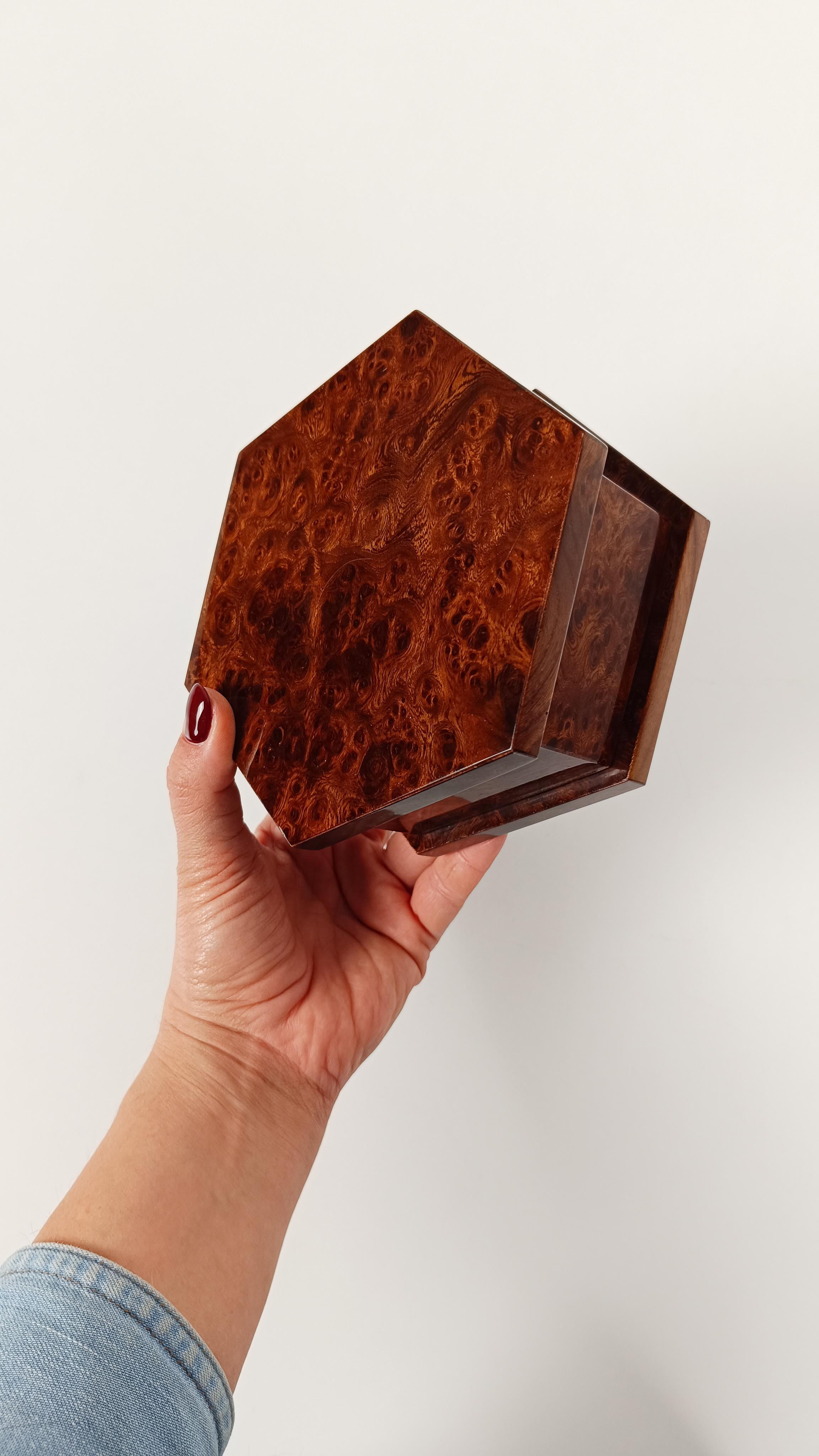 Italian 1970s Hexagonal Trinket Box in Burl-Veneered Wood im Angebot 1