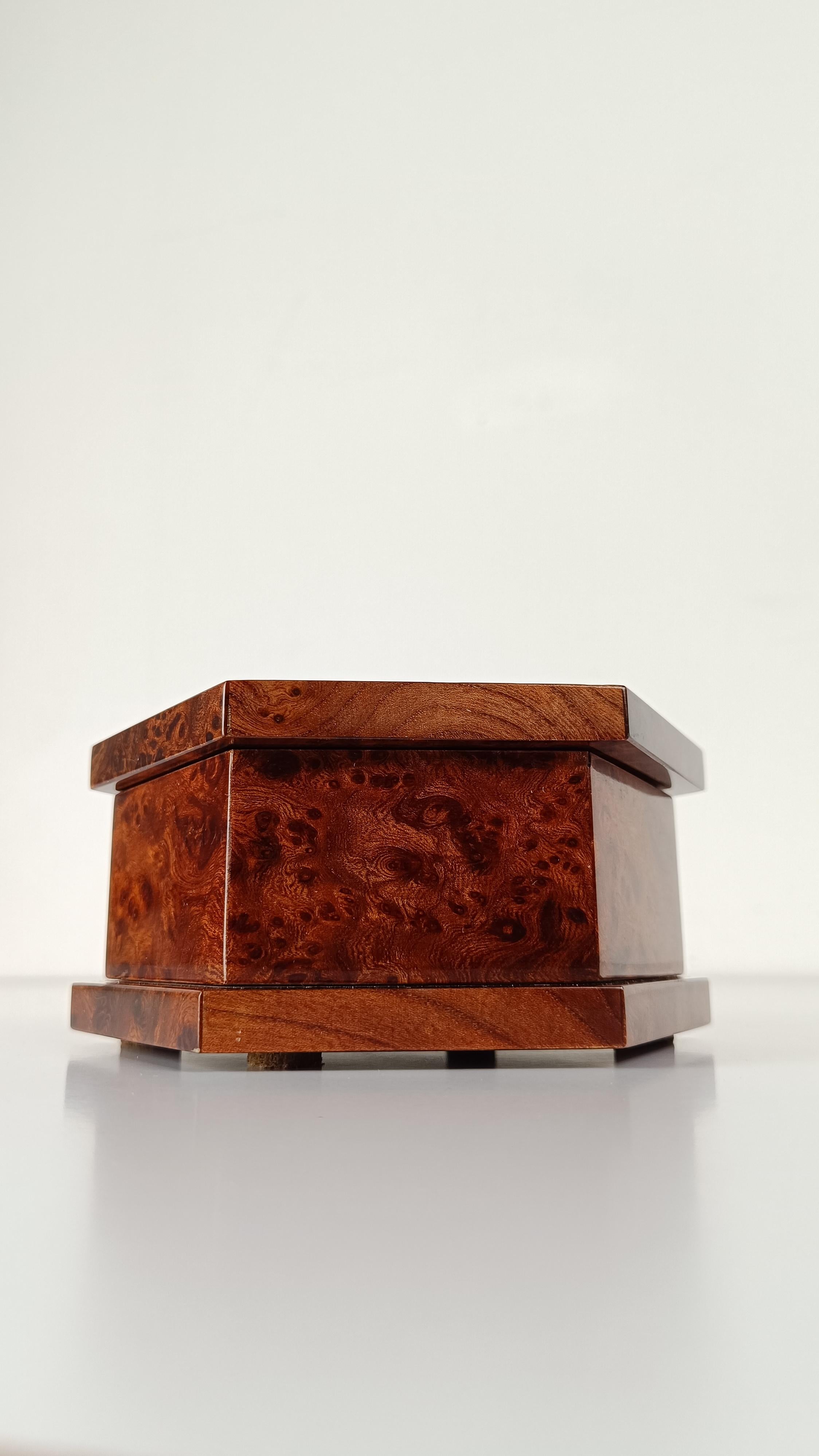 Italian 1970s Hexagonal Trinket Box in Burl-Veneered Wood im Angebot 2