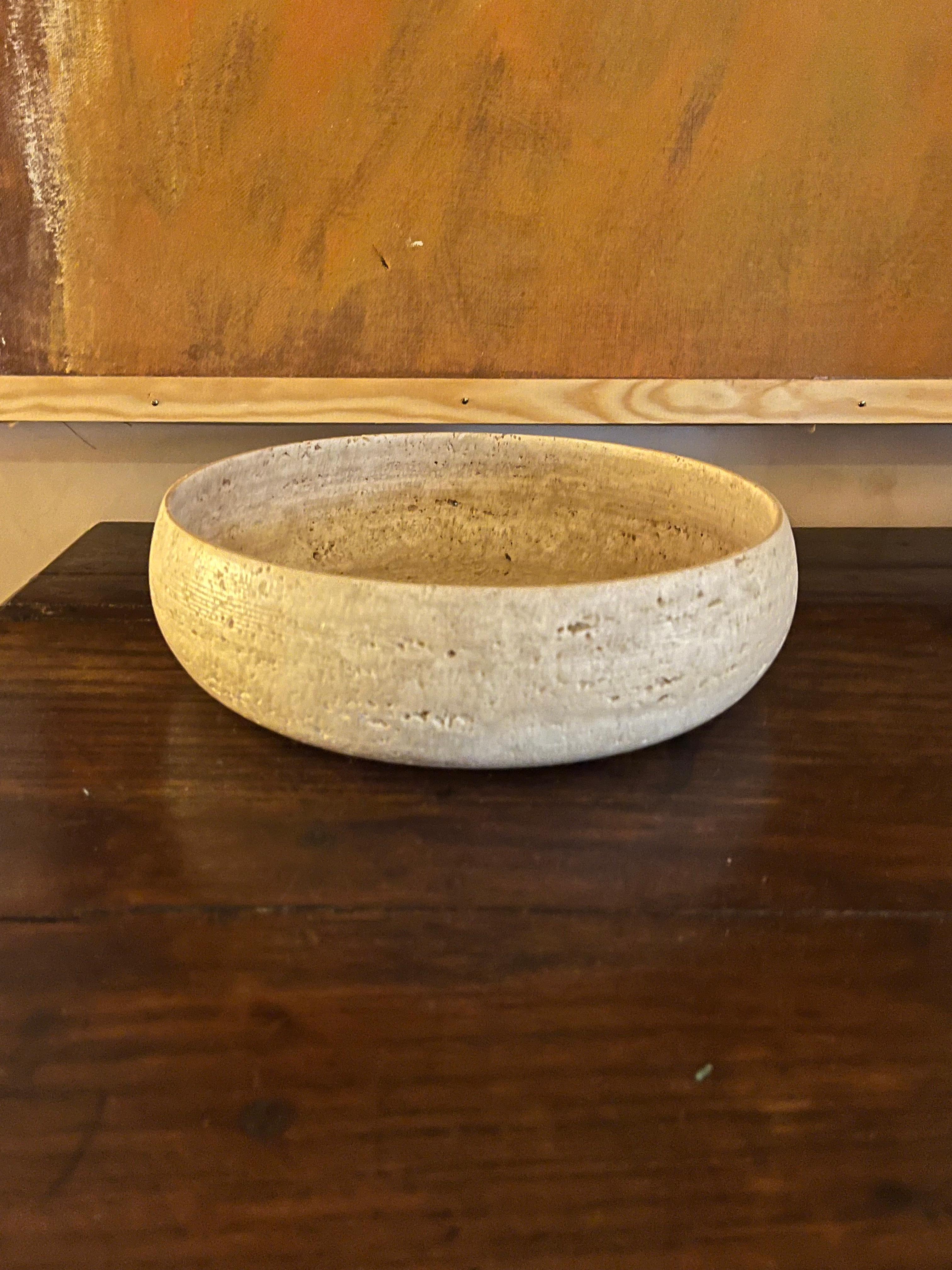 Italian 1970’s large unfilled travertine bowl by Ducci In Good Condition For Sale In London, GB