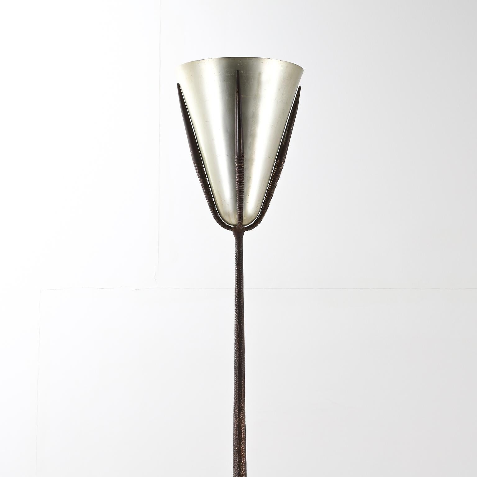 Italian 1970s Luminator floor lamp - bronze and aluminium fusion. Hand hammered details along the stem of the lamp running into 4 ribbed supports holding the aluminium shade.
