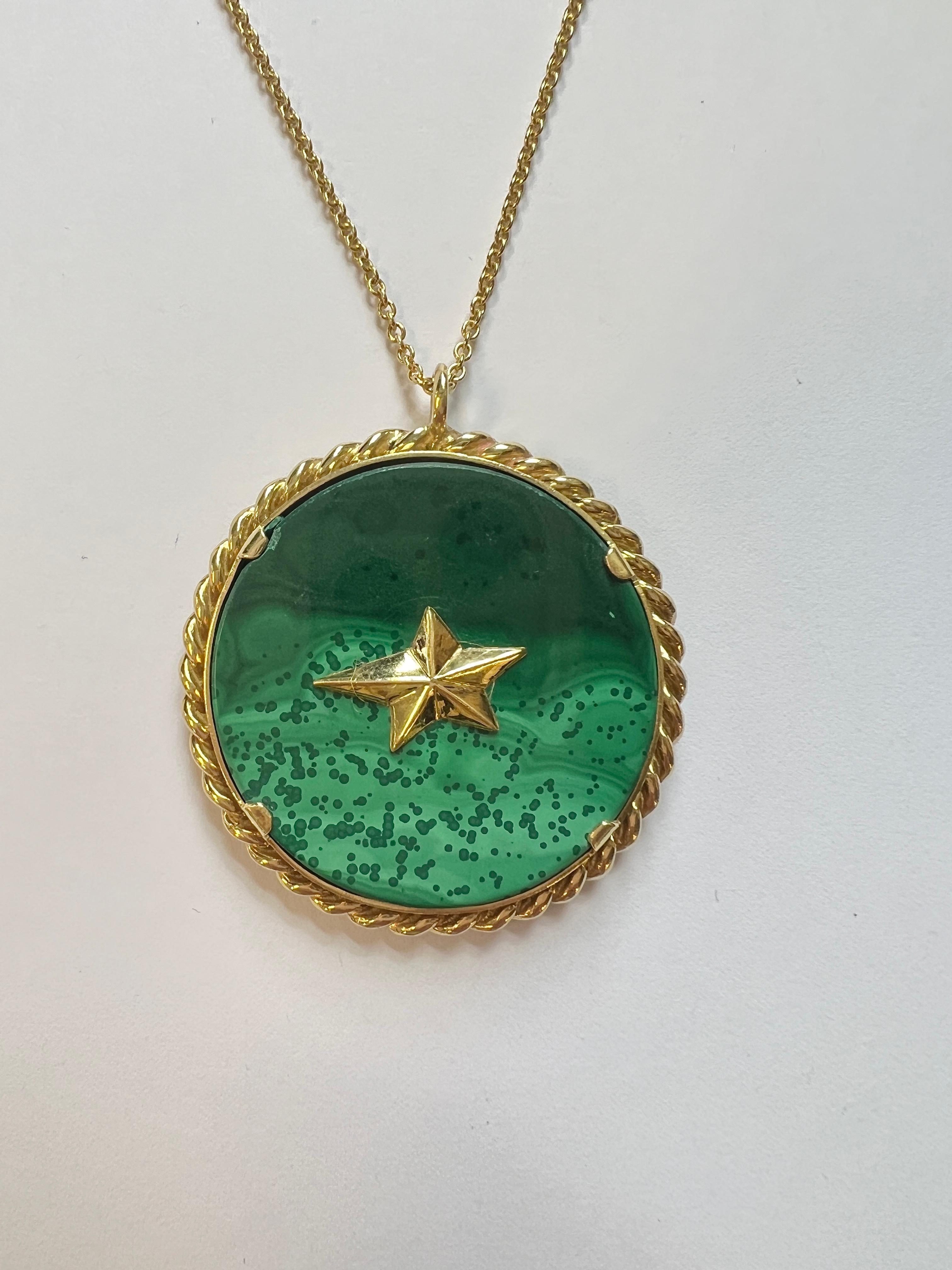 Taglio rotondo Ciondolo con segno zodiacale dell'Acquario in oro giallo con malachite degli anni Settanta in vendita