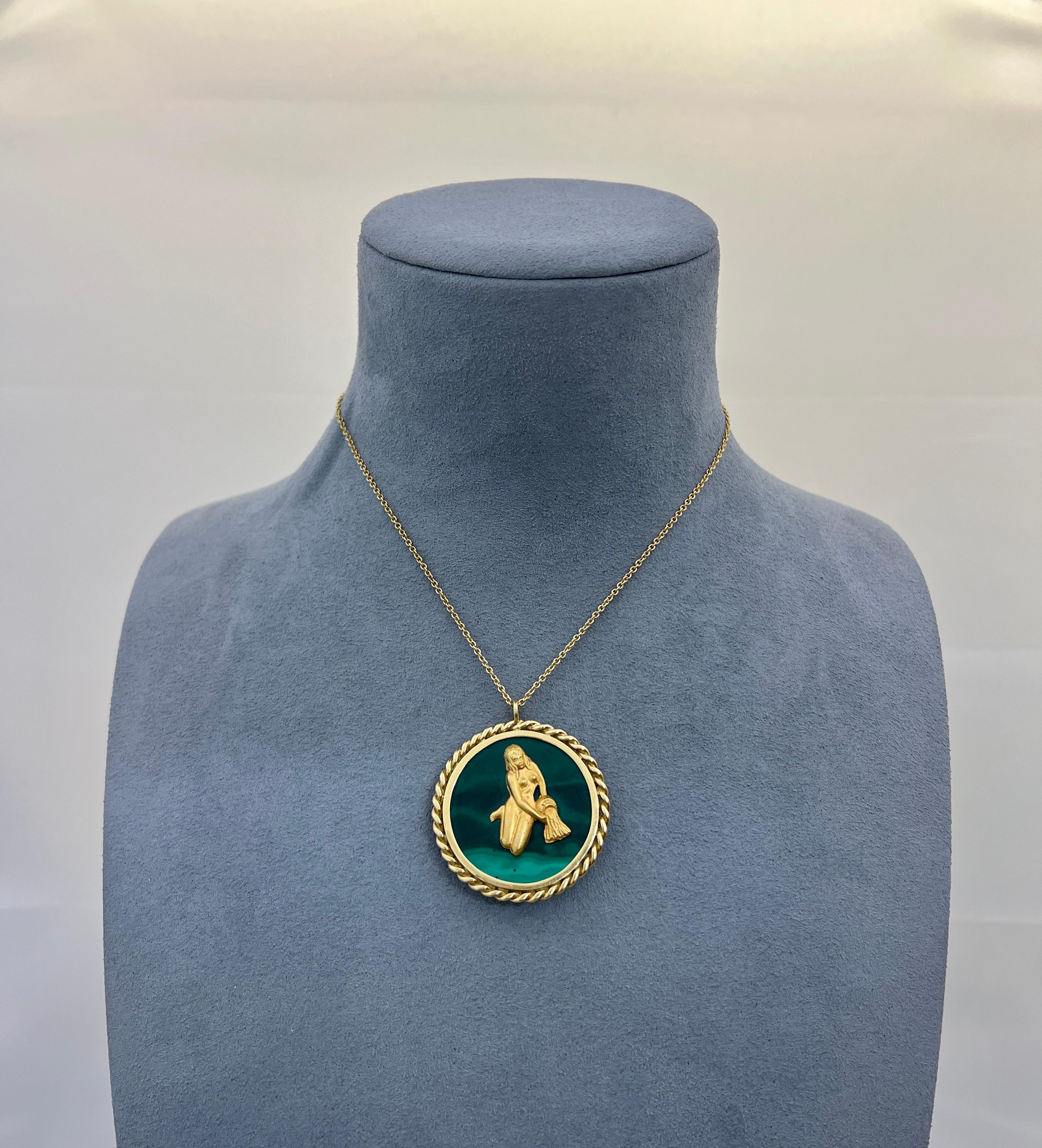 Donna Ciondolo con segno zodiacale dell'Acquario in oro giallo con malachite degli anni Settanta in vendita