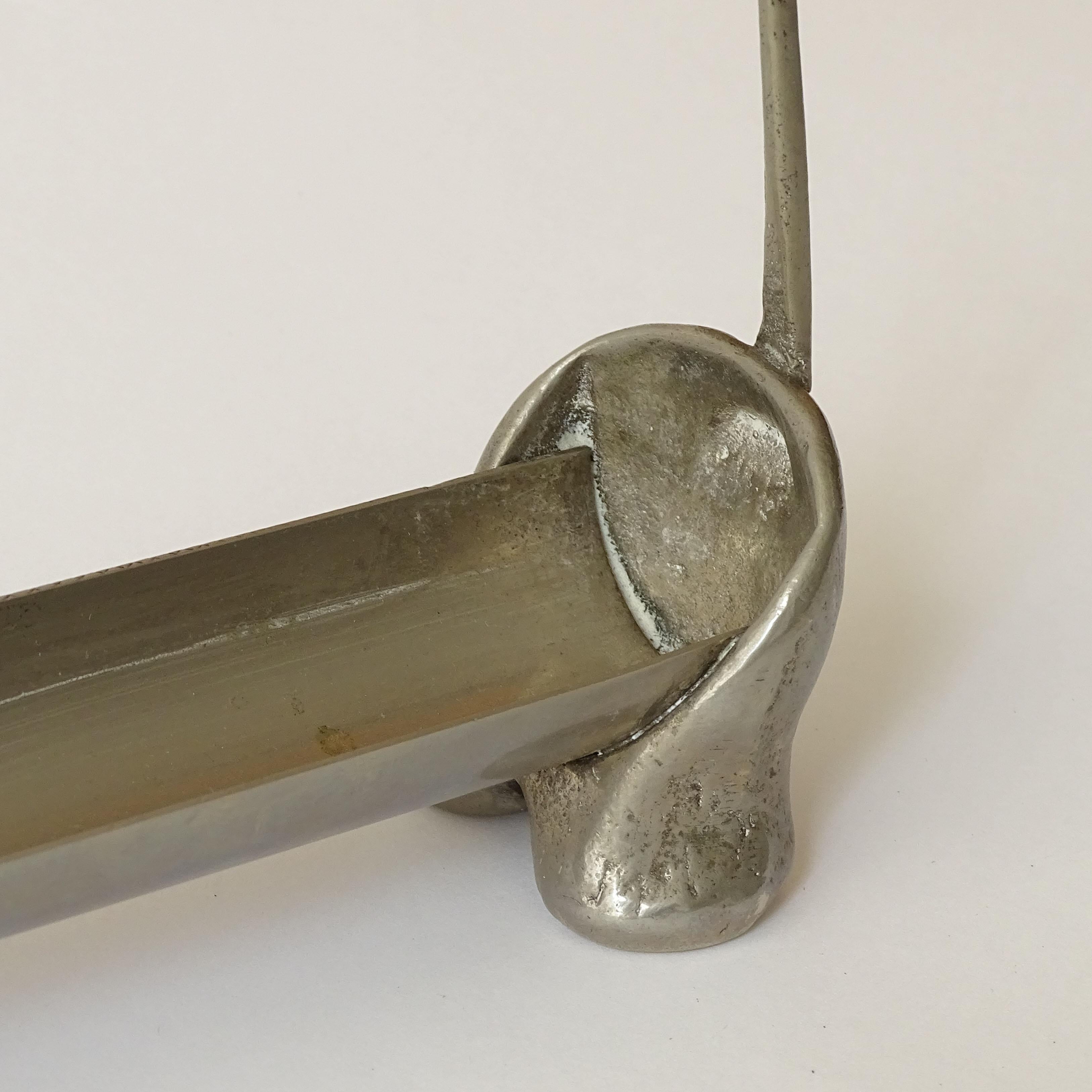 Italian 1970s Metal Dachshund Dog Shaped Desk Pencil Holder Moderno de mediados de siglo en venta