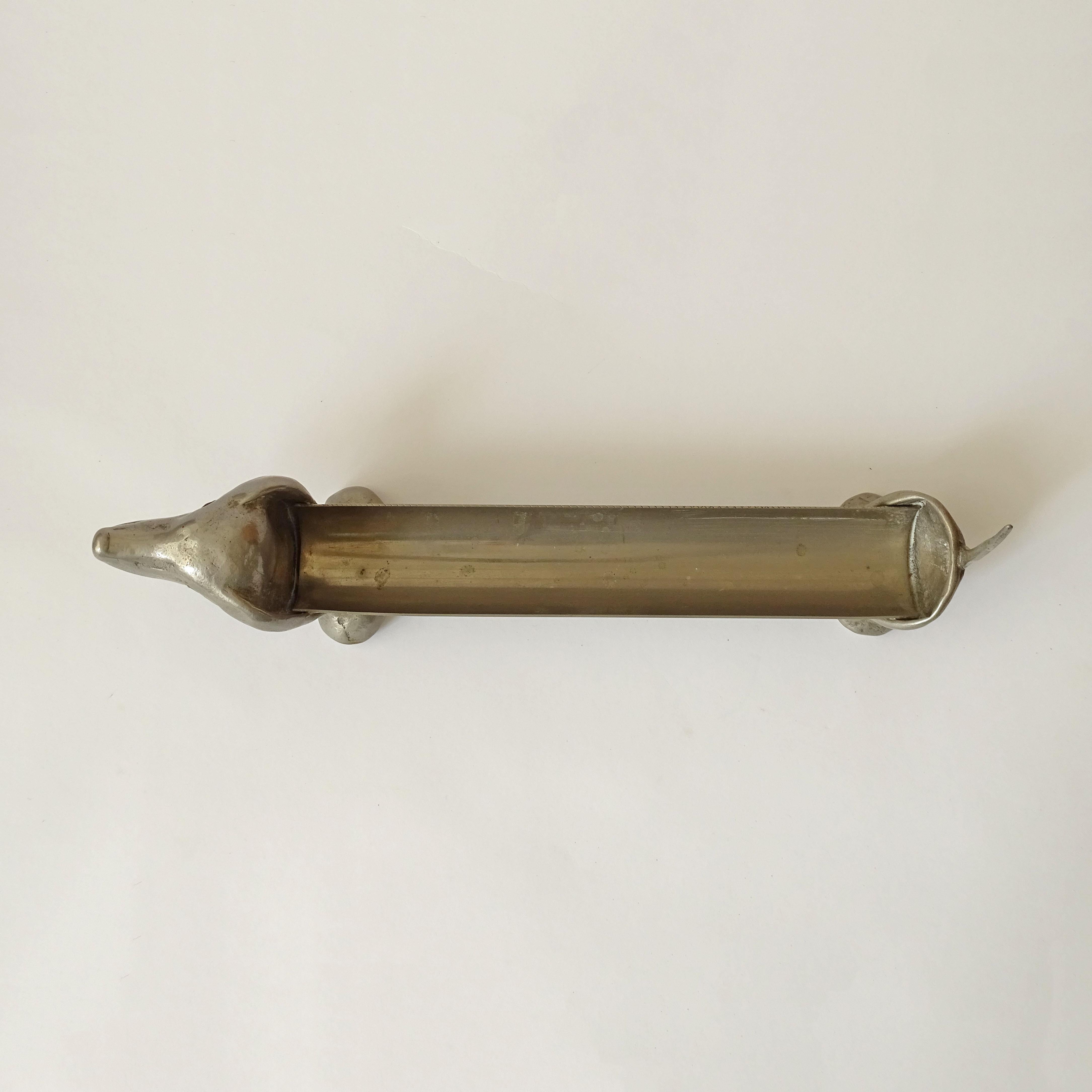 Italian 1970s Metal Dachshund Dog Shaped Desk Pencil Holder en Bueno estado para la venta en Milan, IT