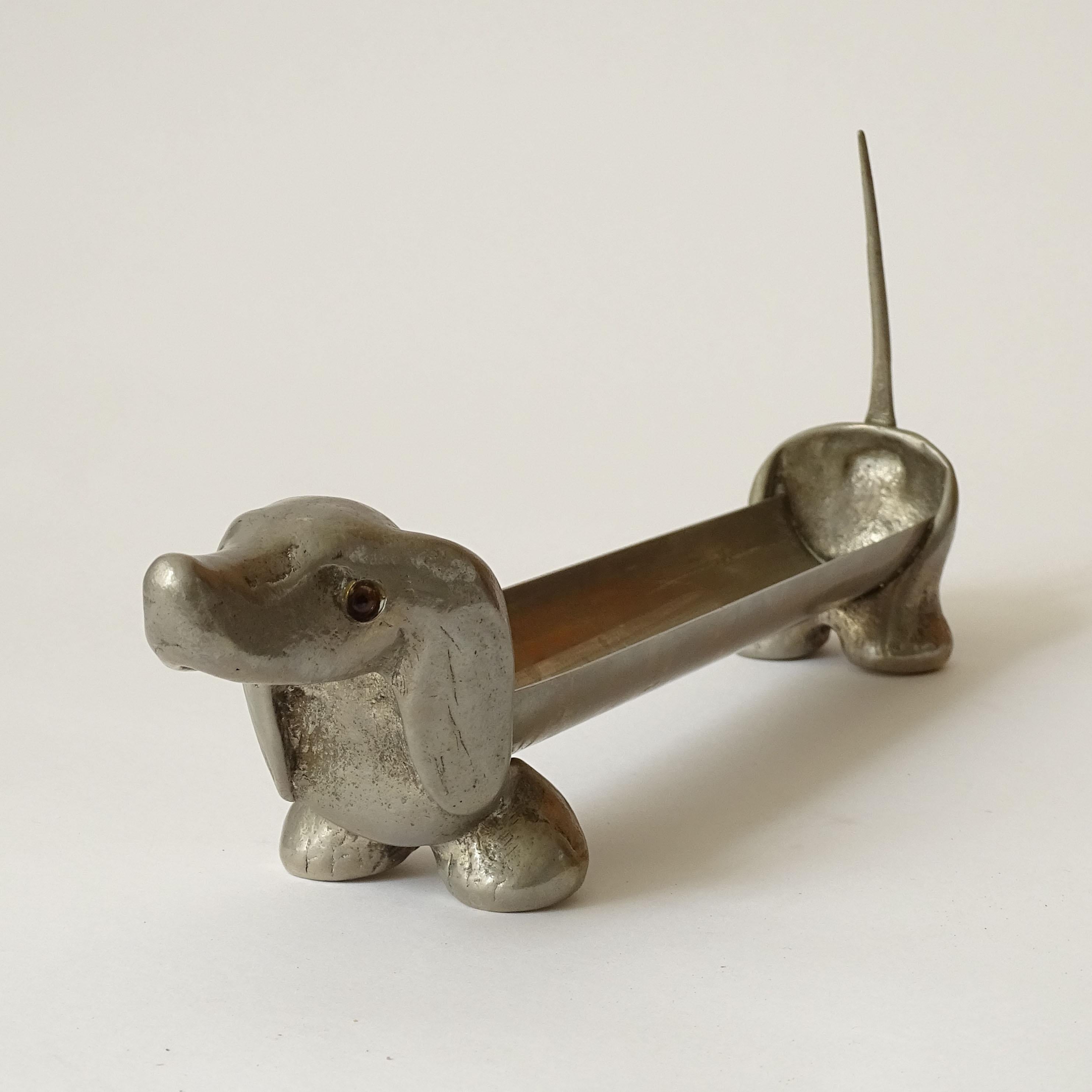 Italian 1970s Metal Dachshund Dog Shaped Desk Pencil Holder finales del siglo XX en venta