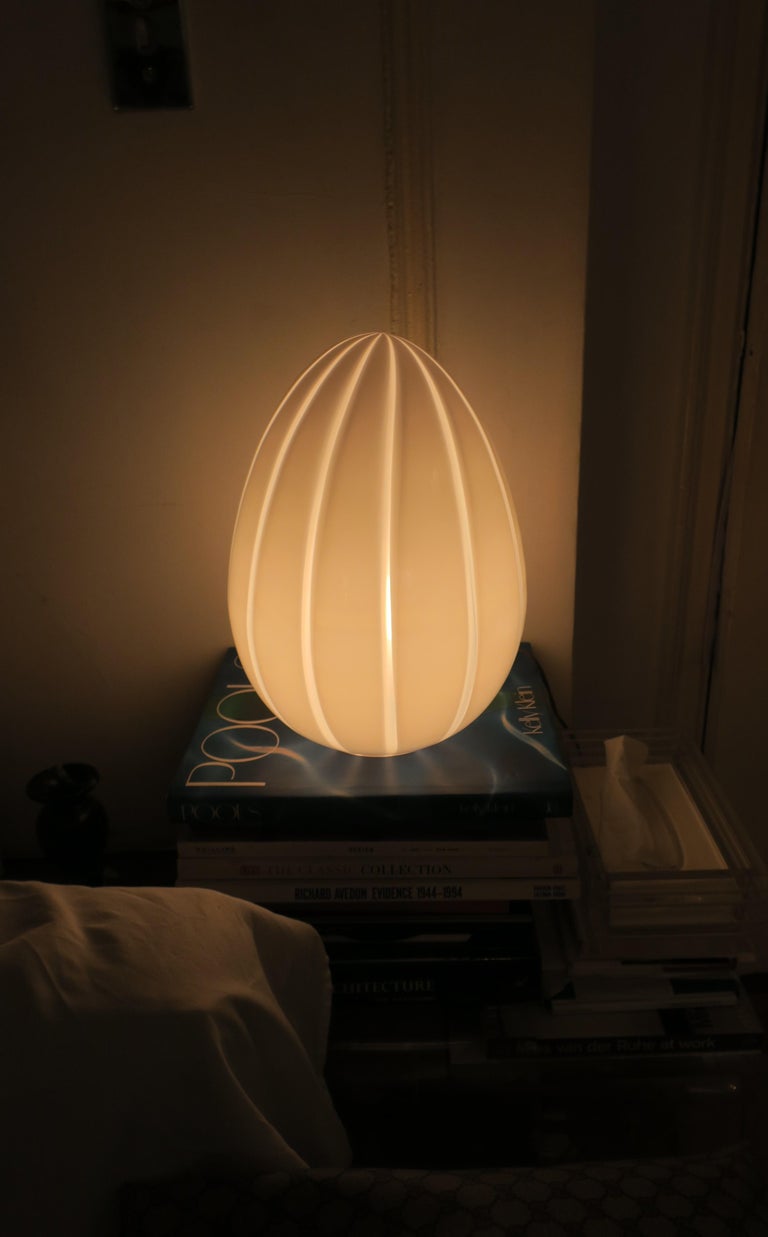 Late 20th Century Italian 1970s Modern Murano White Egg Art Glass Table Lamp by Vetri For Sale