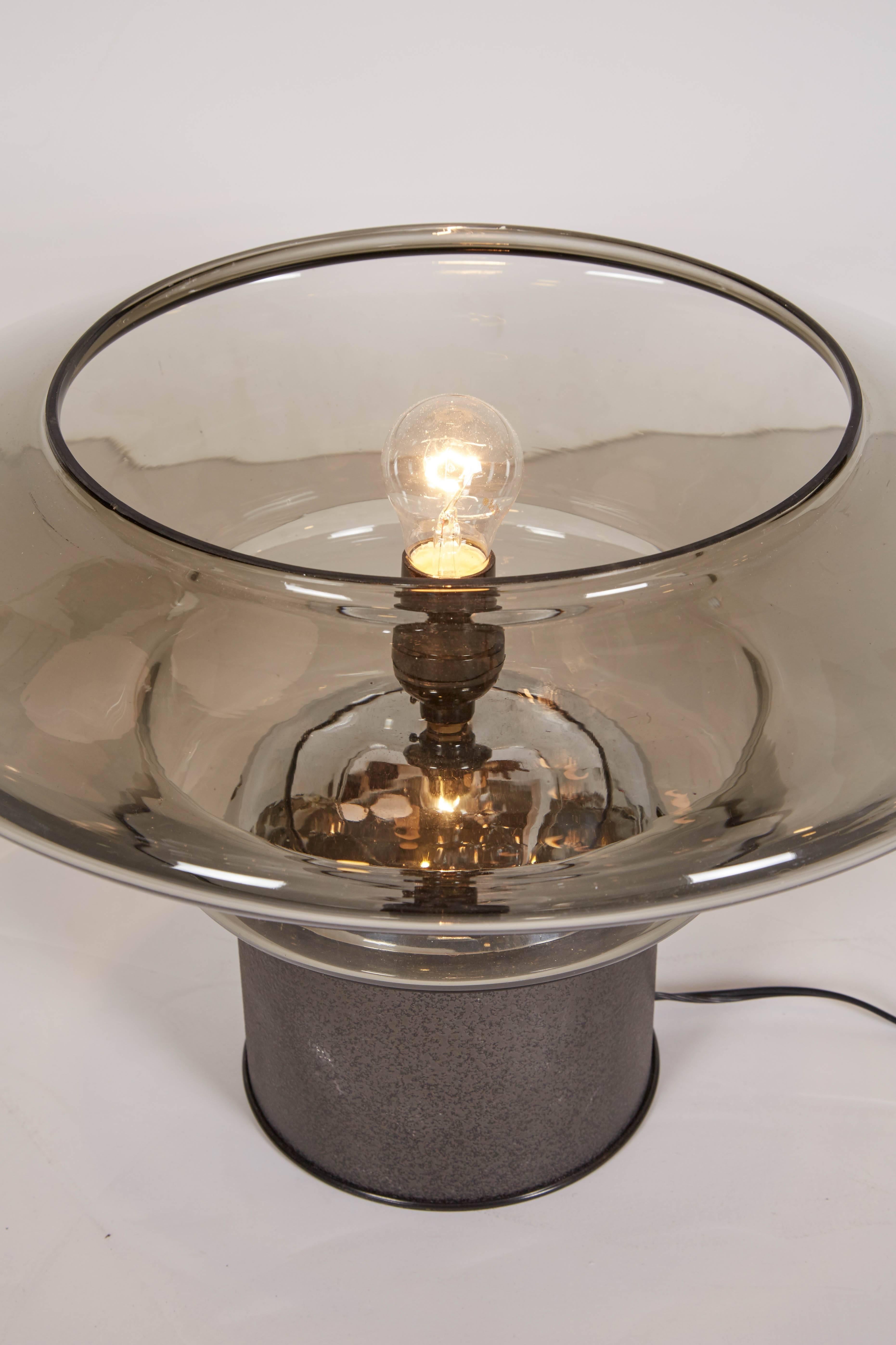 Lampe de table sculpturale italienne moderne des années 1970 en verre et fer Bon état - En vente à New York, NY