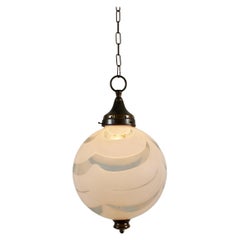 Ciondolo a sfera a spirale bianco di Murano degli anni '70, con elementi decorativi in ottone