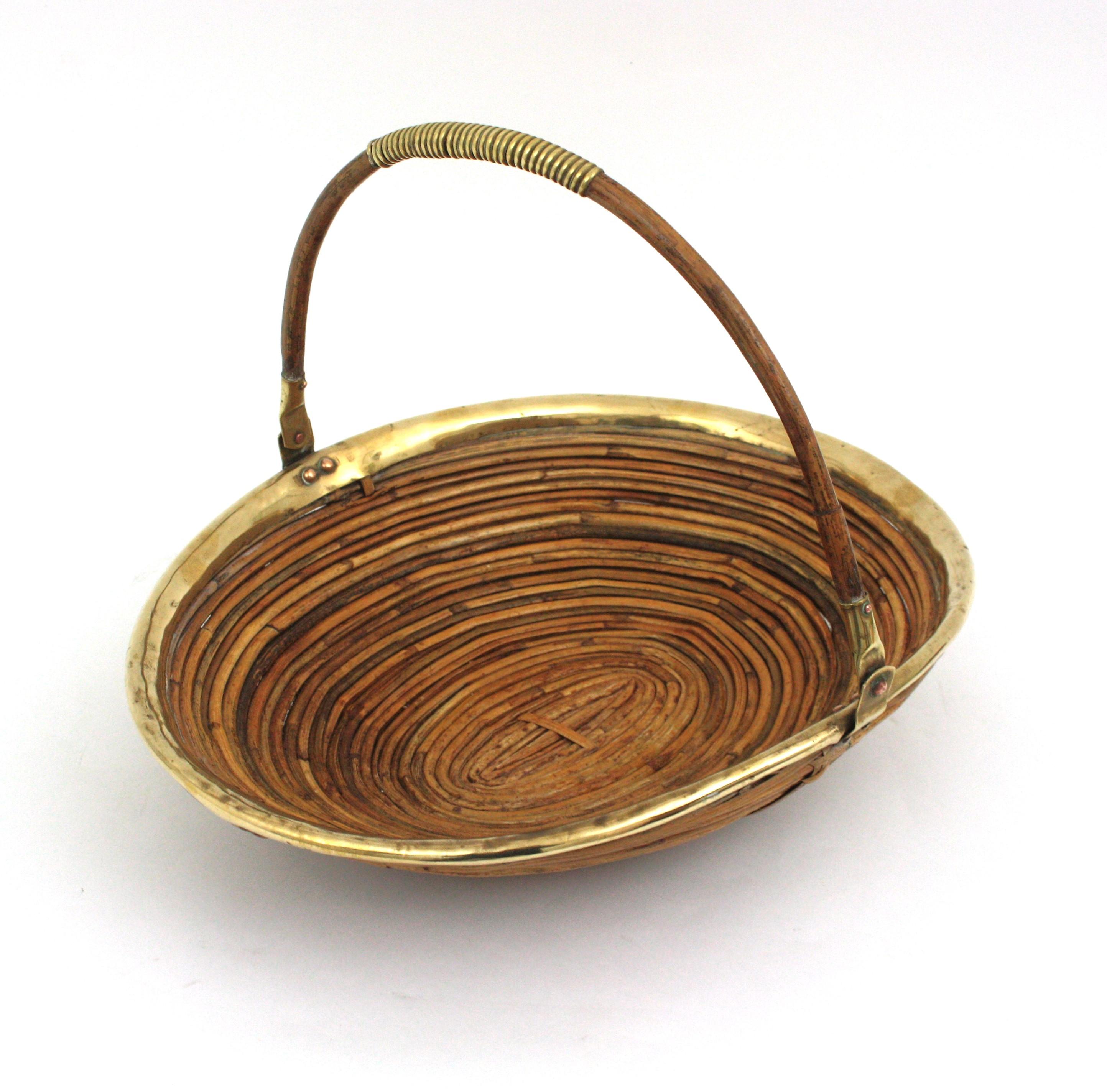Cestino conico di grandi dimensioni in ottone e bambù/rattan della metà del secolo scorso con manico singolo. Realizzato a mano in Italia, anni '70. 
Ha una rifinitura in ottone che copre la parte superiore e dettagli in ottone sul manico. Ispirato