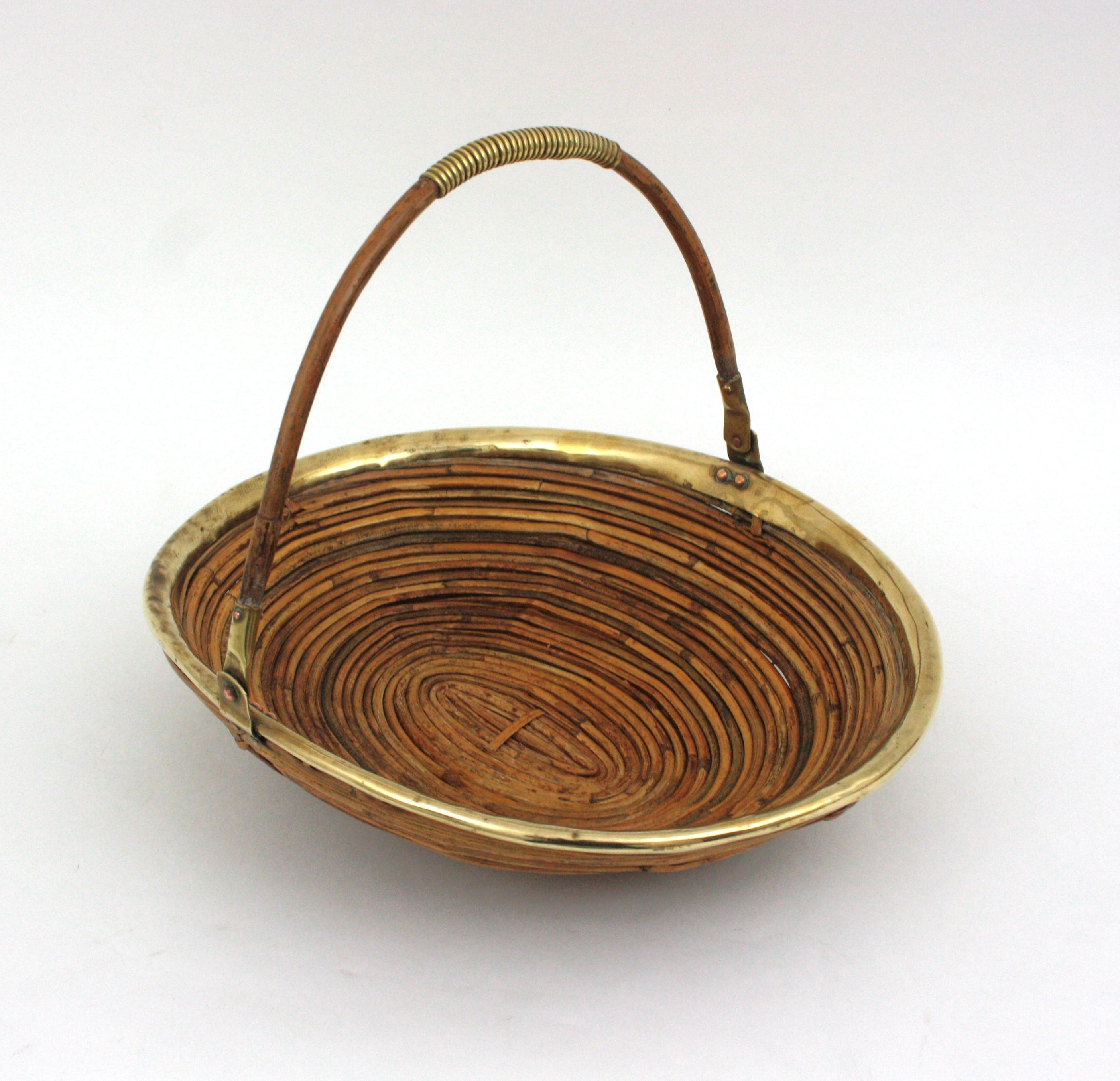 Italian 1970s Oval Large Basket / Centerpiece in Rattan and Brass In Good Condition For Sale In Barcelona, ES