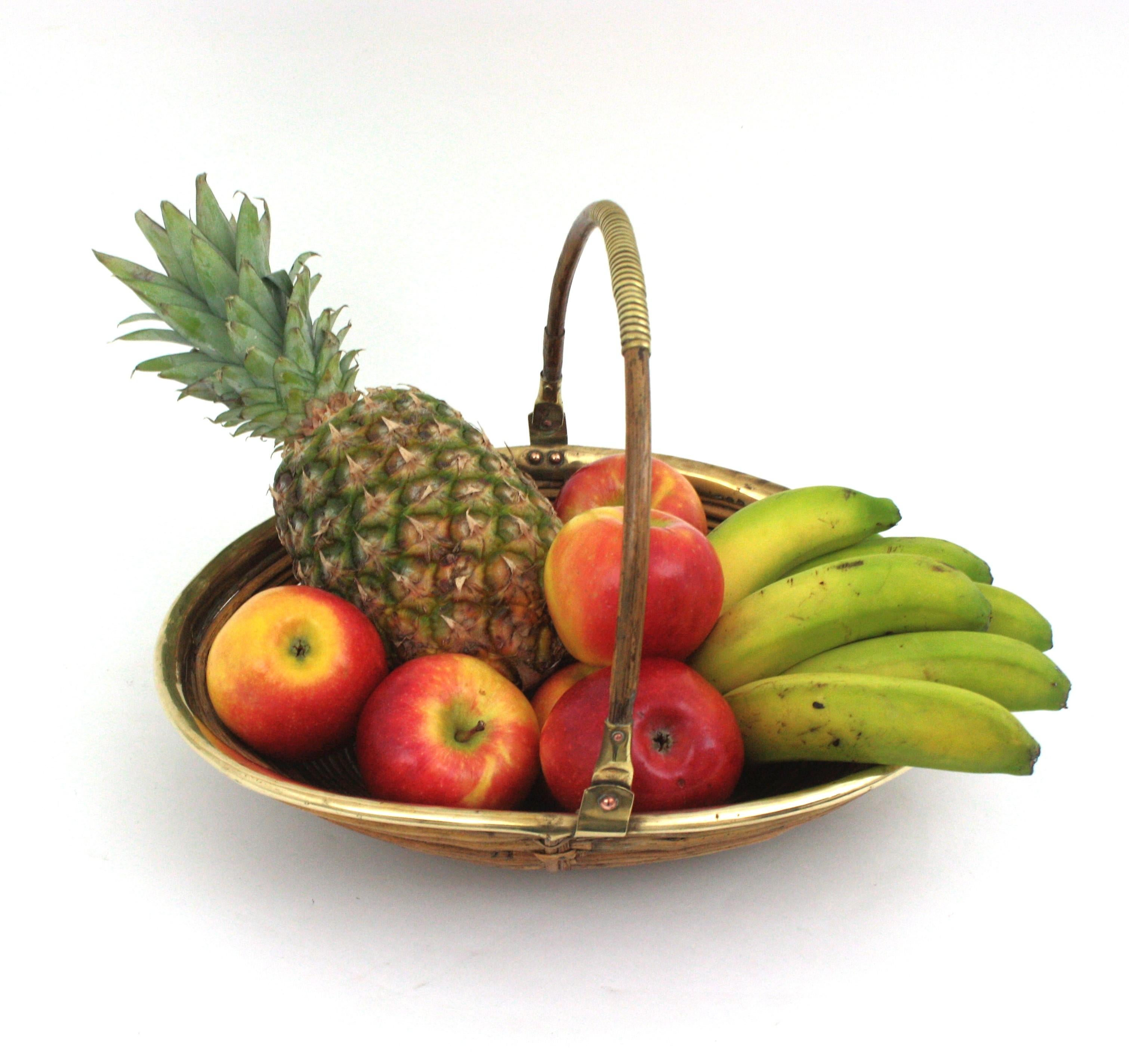Italian 1970s Oval Large Basket / Centerpiece in Rattan and Brass For Sale 2