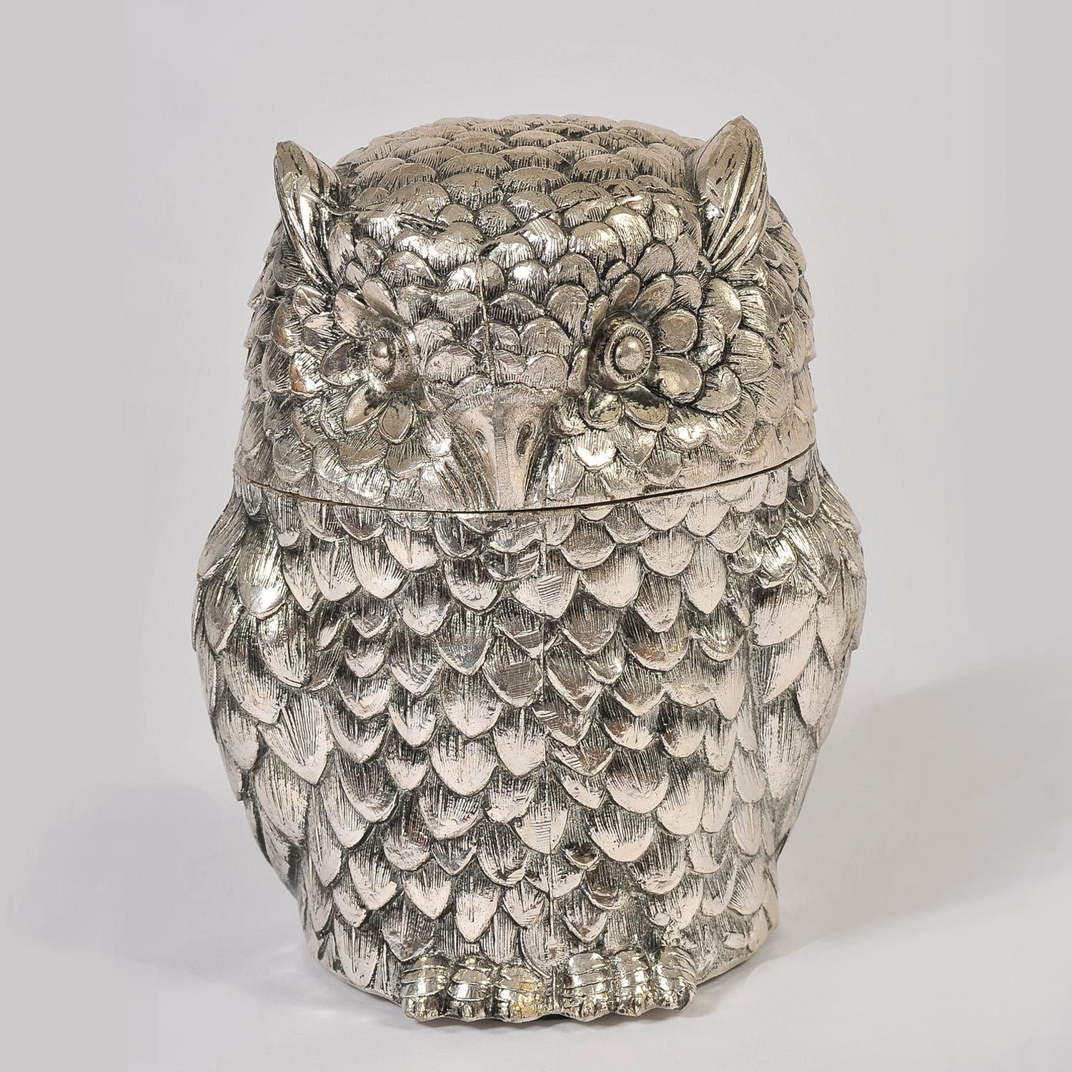 Handsome wise owl silver ice-bucket. In very good condition. Designed by Mauro Manetti in the 1970s (signed at base). Silver metal. Made in Italy.