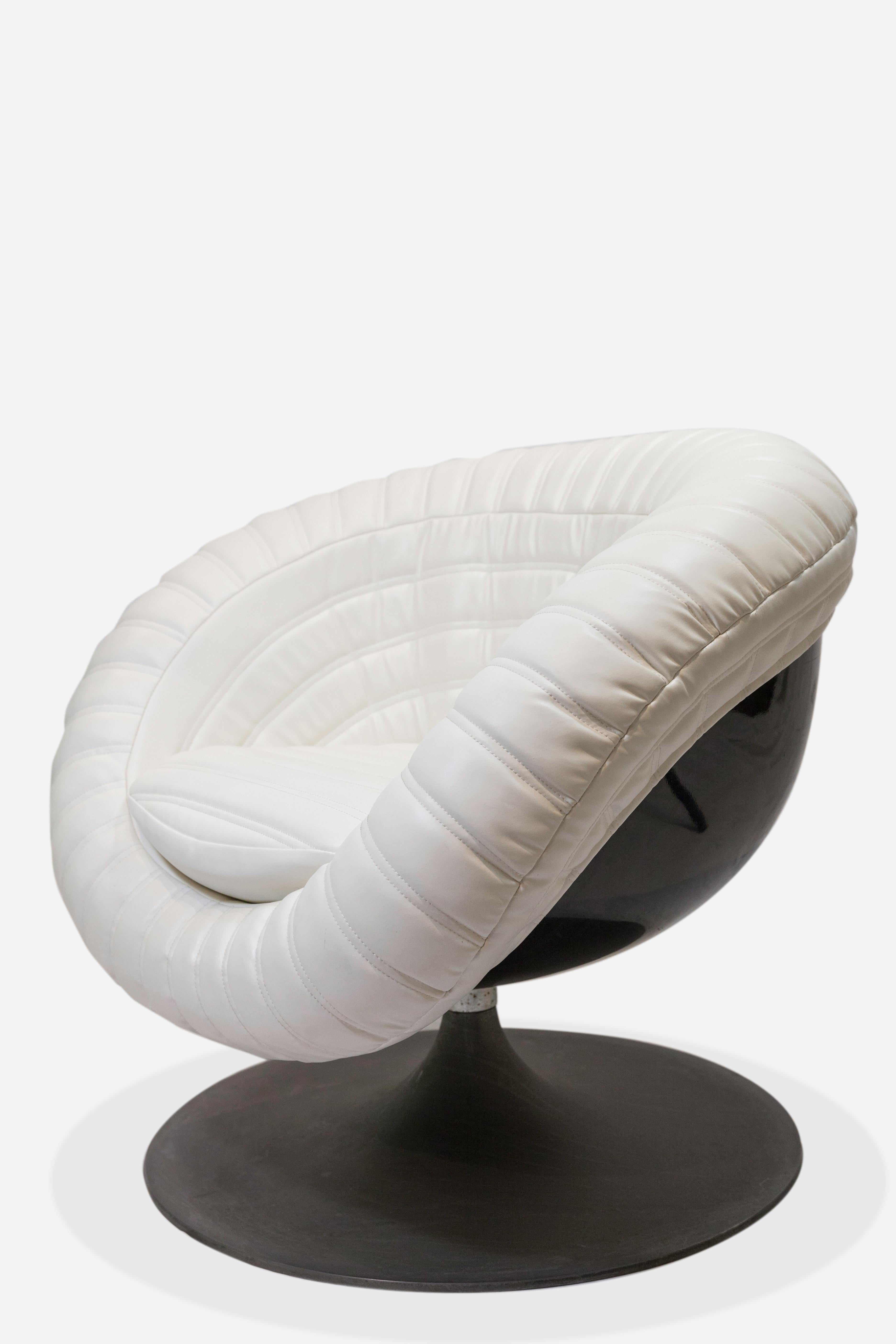 italien Paire de Fauteuils de Baseball A Space en Cuir Blanc Métal Noir Italien des années 1970 en vente