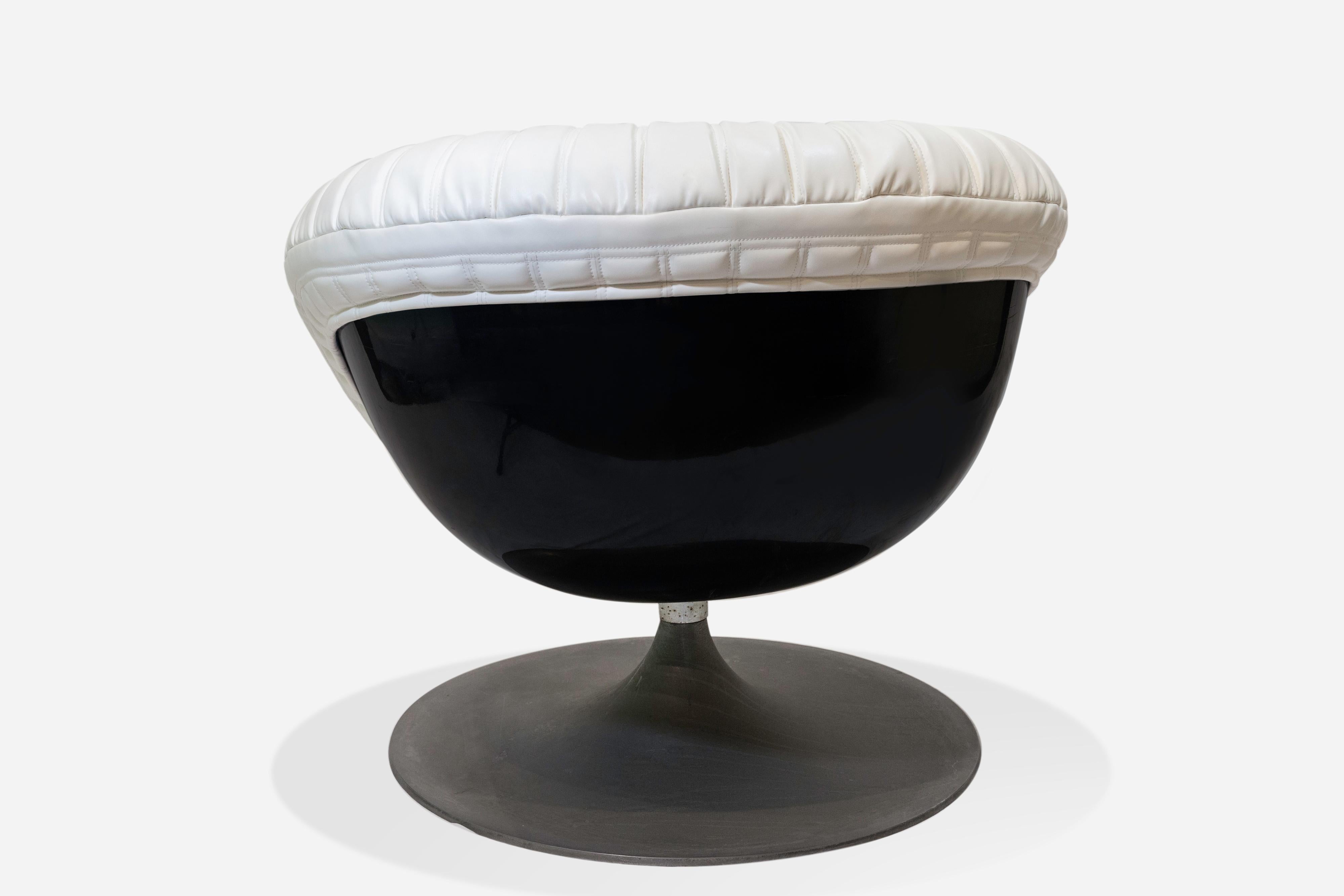 Fin du XVIIe siècle Paire de Fauteuils de Baseball A Space en Cuir Blanc Métal Noir Italien des années 1970 en vente