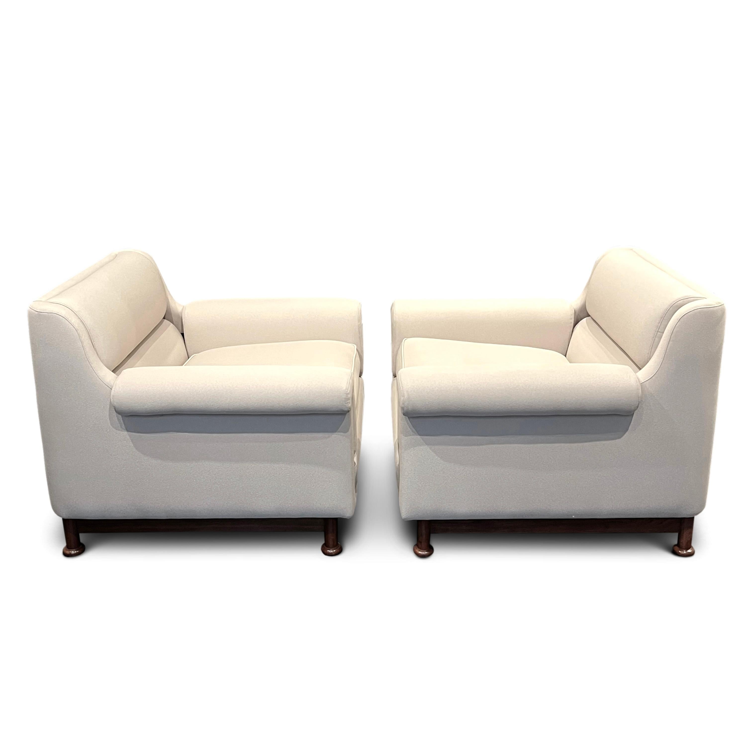 Paire de fauteuils cubiques italiens des années 1970, nouvellement recouverts d'un tissu taupe. 

