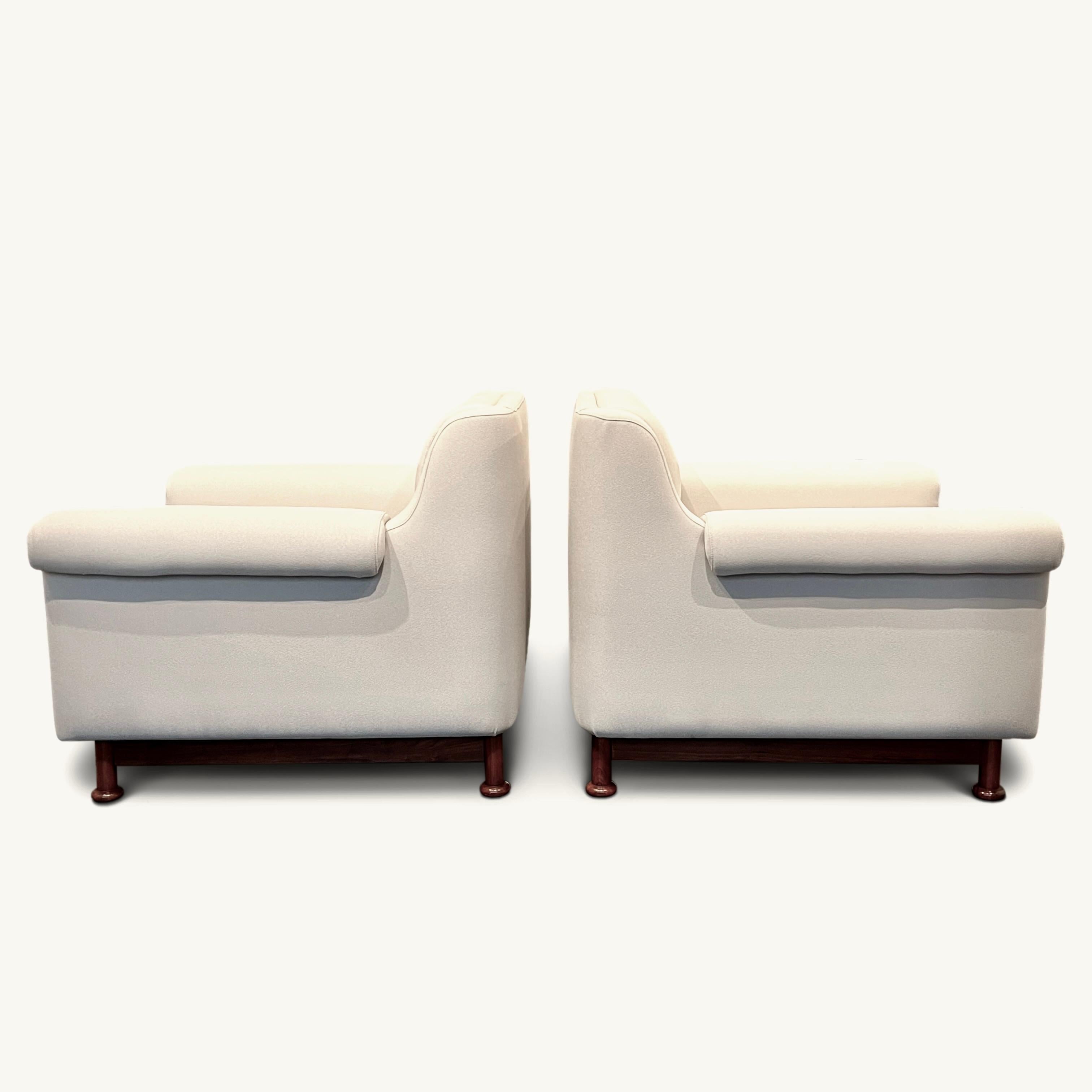 Bois Paire de fauteuils italiens des années 1970 en vente