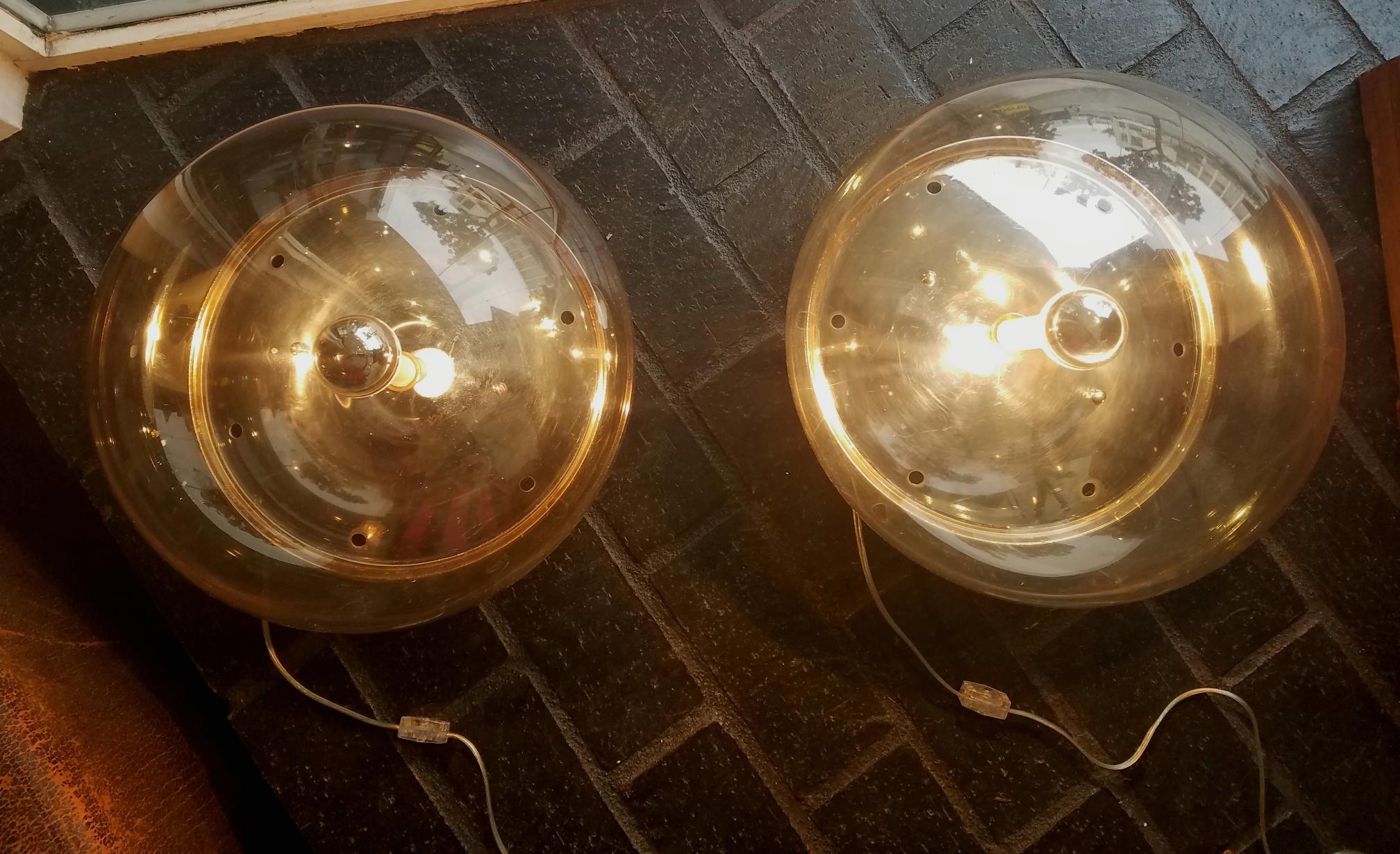 Pareja de lámparas de mesa italianas de los años 70 según Siderea de Tato Acrílico en venta