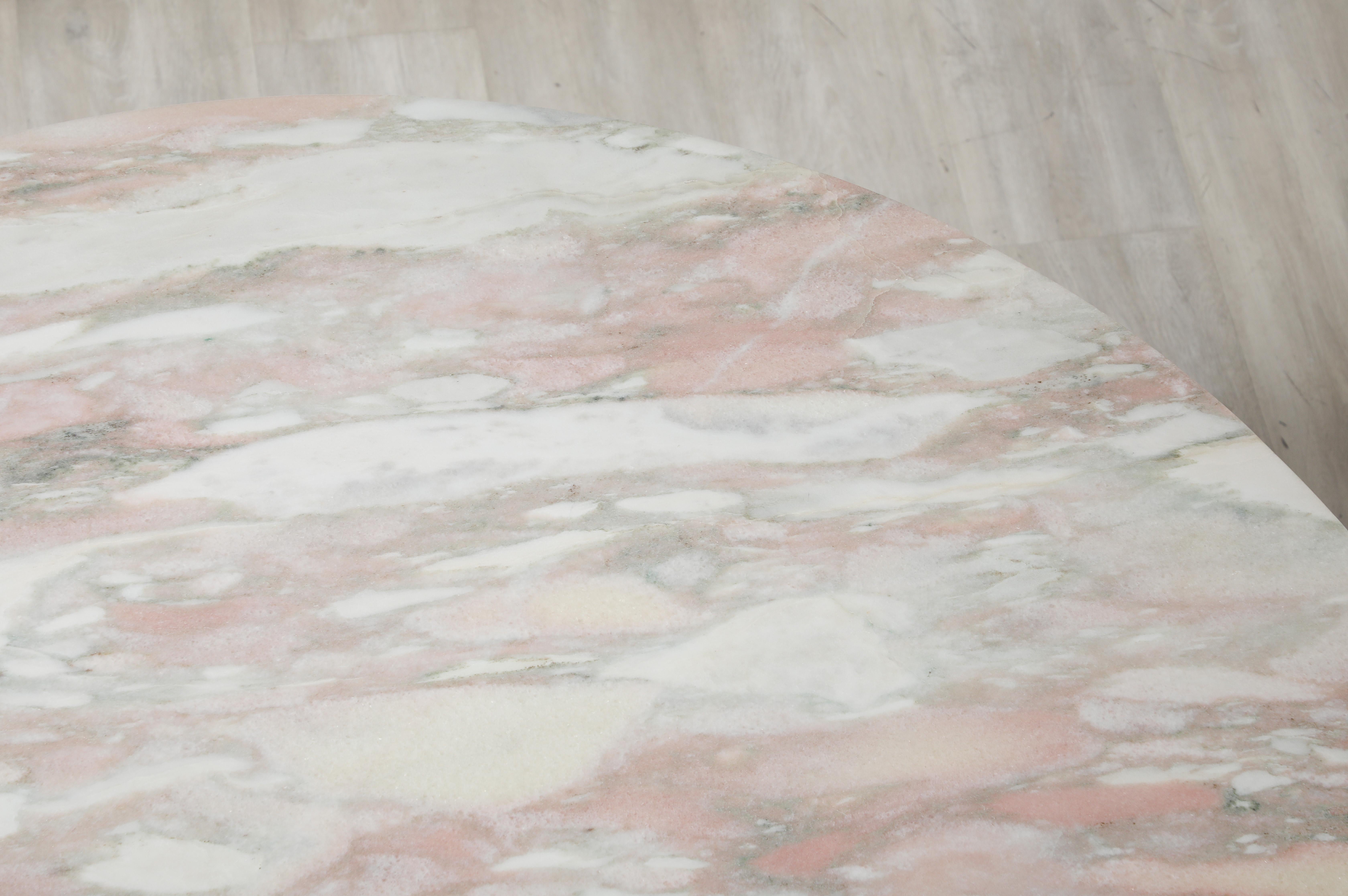 Italienische 1970's Rosa geädert Marmor Center oder Esszimmer Sockel Tisch im Angebot 6